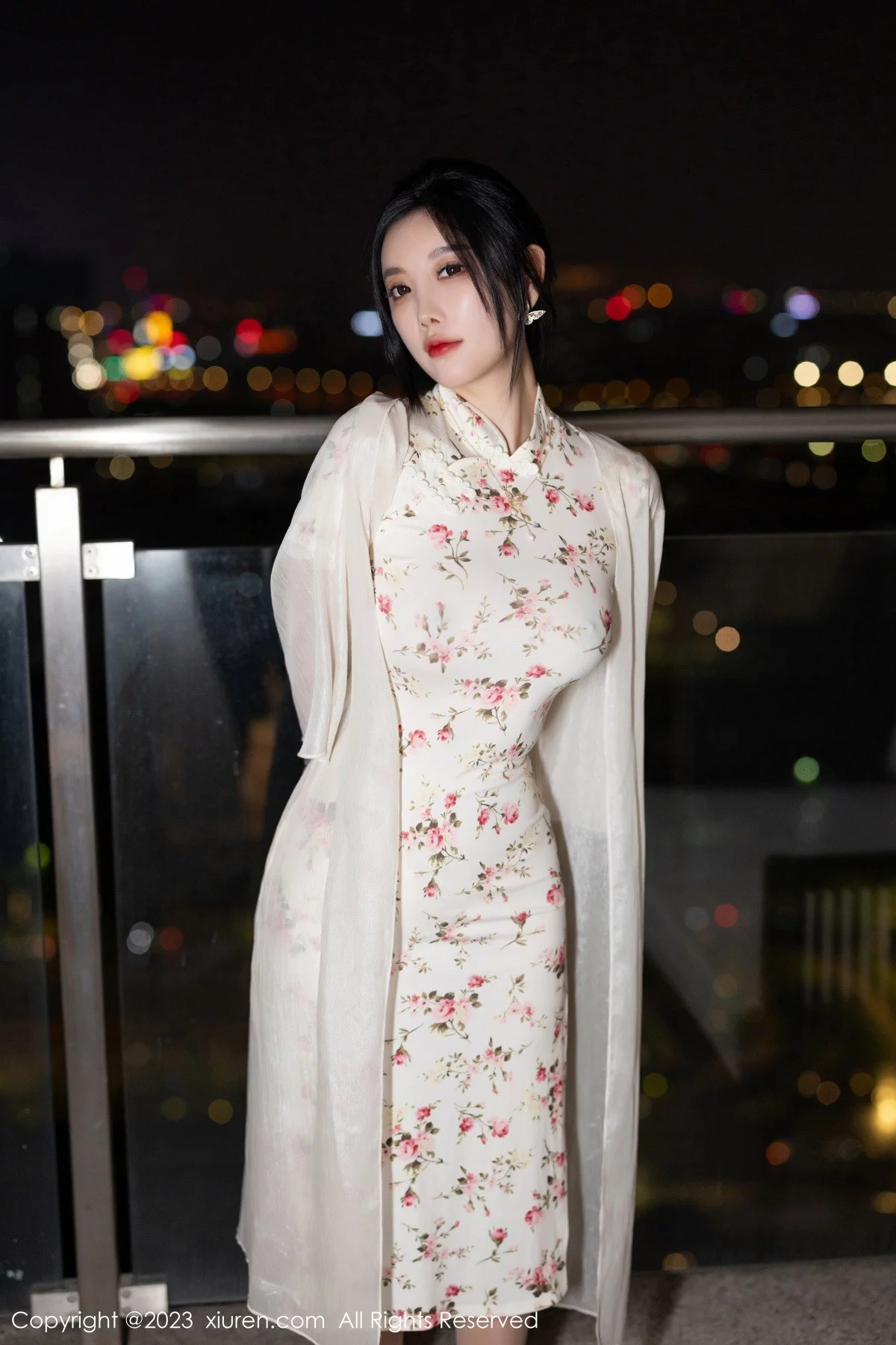 XiuRen第7363期_女神杨晨晨Yome性感米色长旗袍配开档肉丝秀丰腴身材诱惑写真86P