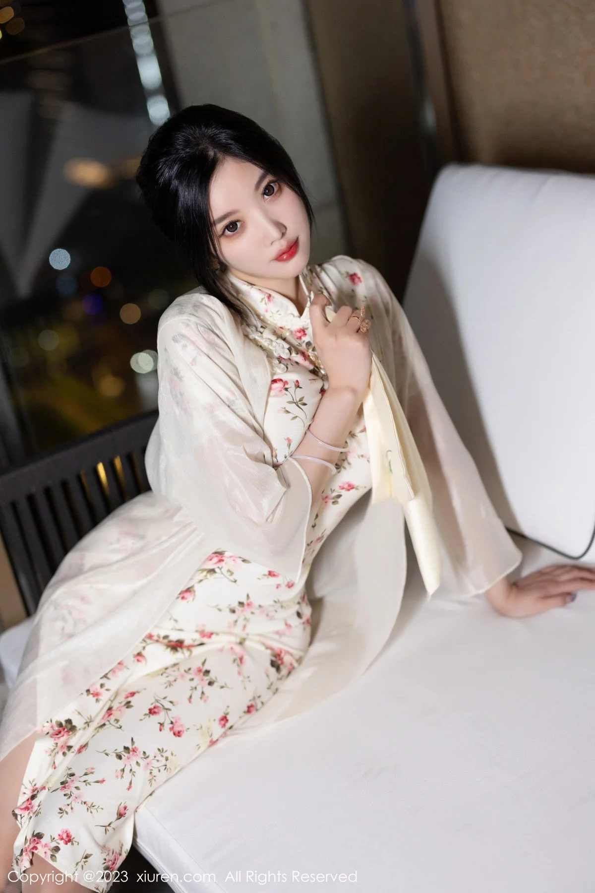 XiuRen第7363期_女神杨晨晨Yome性感米色长旗袍配开档肉丝秀丰腴身材诱惑写真86P