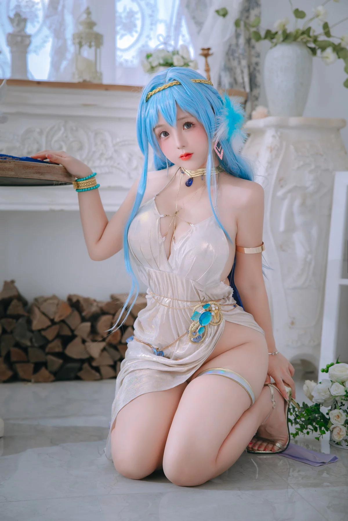 Cosplay美女日奈娇海伦礼服主题私房性感银白色礼裙半撩秀翘臀美腿诱惑写真46P