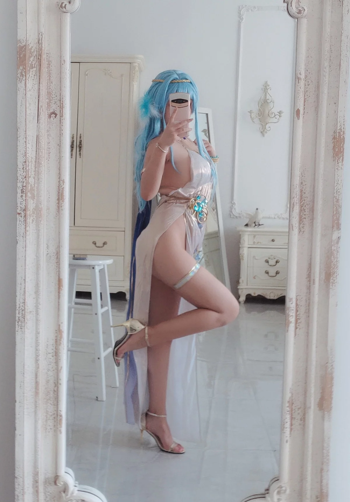 Cosplay美女日奈娇海伦礼服主题私房性感银白色礼裙半撩秀翘臀美腿诱惑写真46P