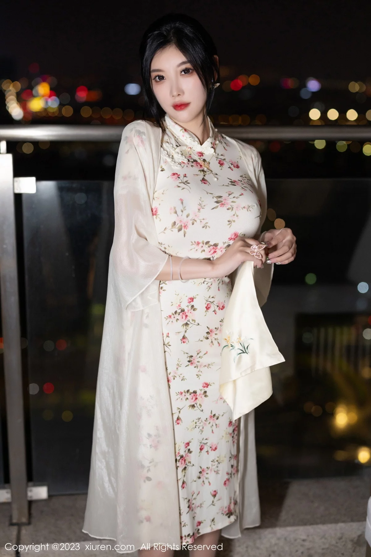 XiuRen第7363期_女神杨晨晨Yome性感米色长旗袍配开档肉丝秀丰腴身材诱惑写真86P