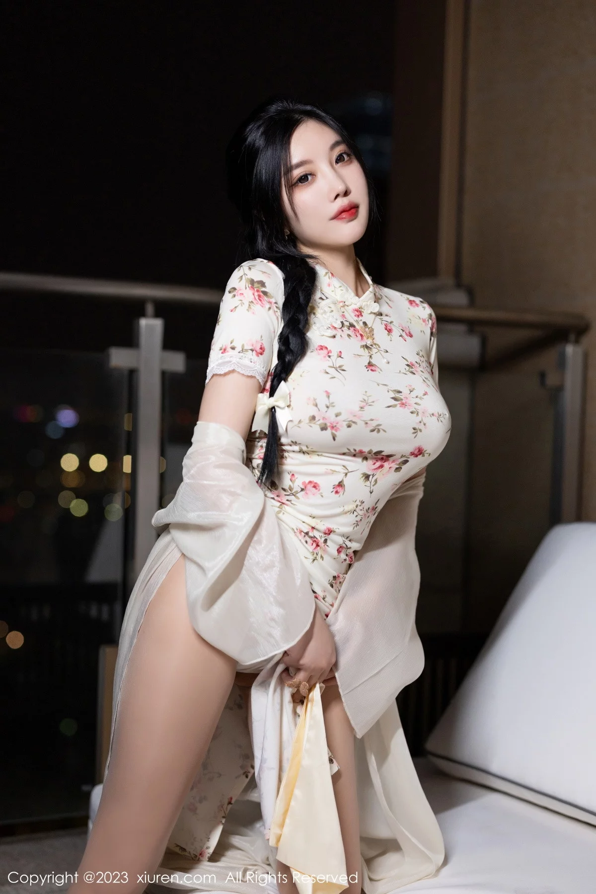 XiuRen第7363期_女神杨晨晨Yome性感米色长旗袍配开档肉丝秀丰腴身材诱惑写真86P