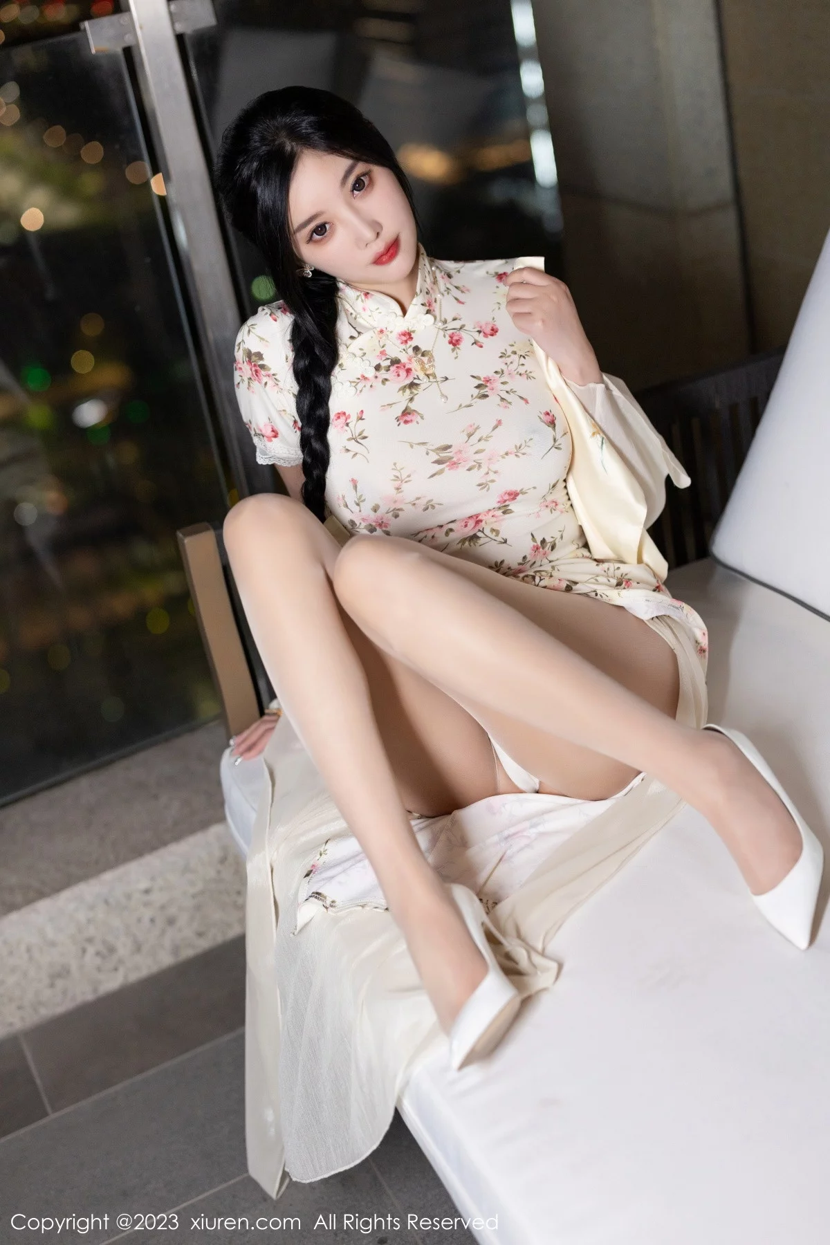 XiuRen第7363期_女神杨晨晨Yome性感米色长旗袍配开档肉丝秀丰腴身材诱惑写真86P