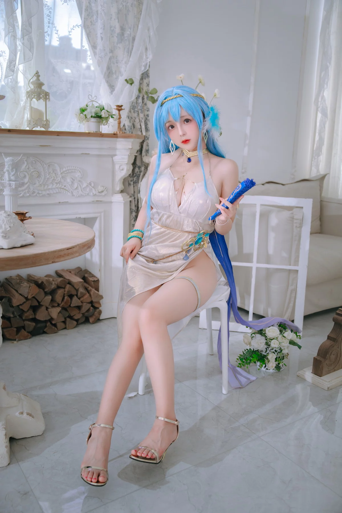 Cosplay美女日奈娇海伦礼服主题私房性感银白色礼裙半撩秀翘臀美腿诱惑写真46P