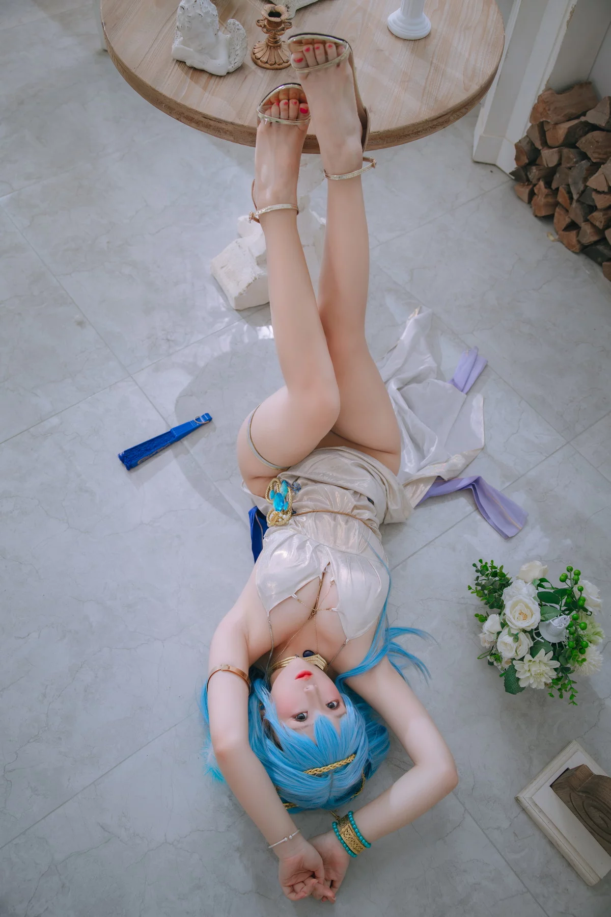 Cosplay美女日奈娇海伦礼服主题私房性感银白色礼裙半撩秀翘臀美腿诱惑写真46P