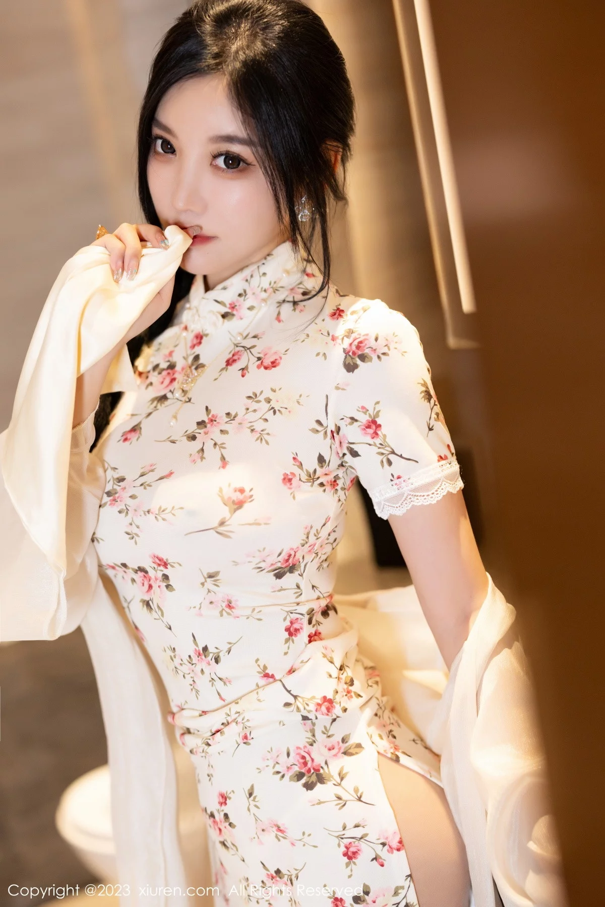 XiuRen第7363期_女神杨晨晨Yome性感米色长旗袍配开档肉丝秀丰腴身材诱惑写真86P