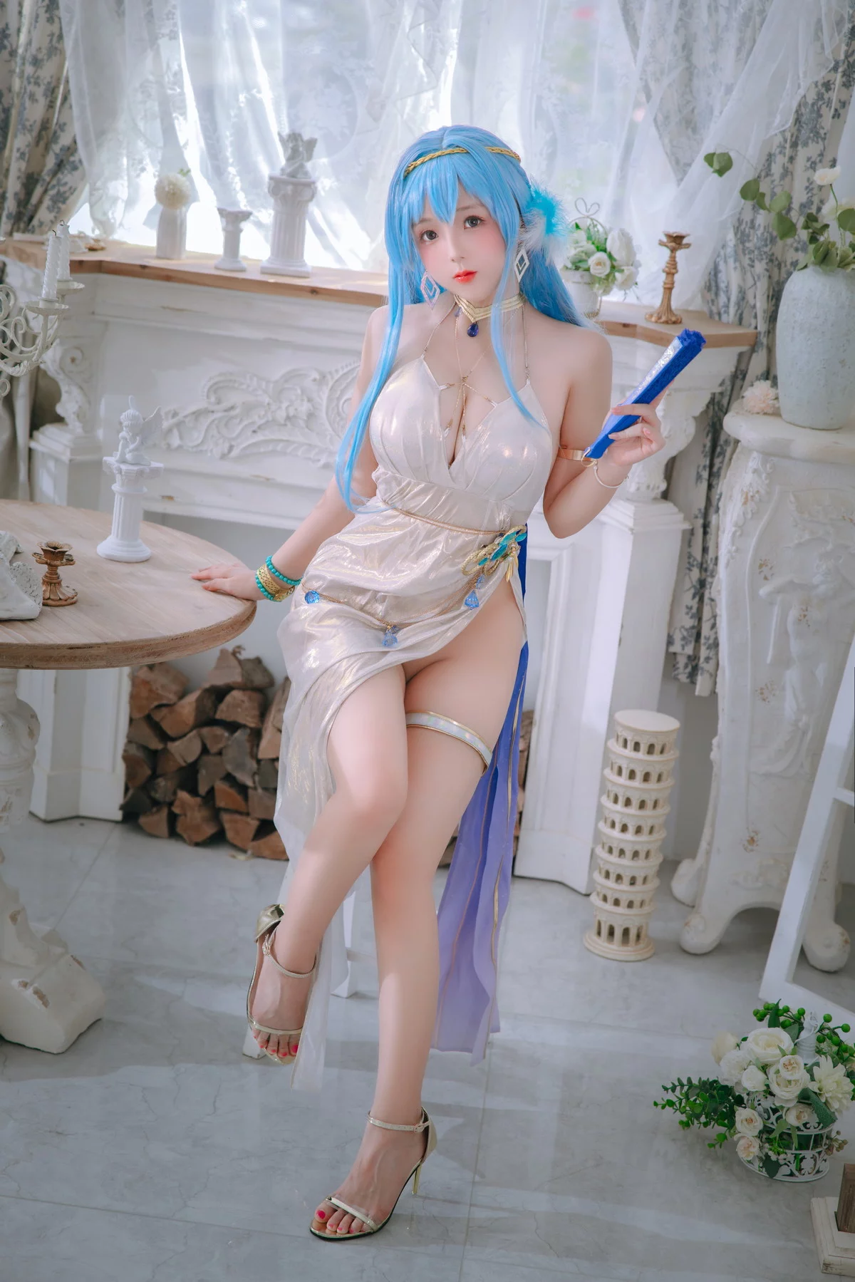 Cosplay美女日奈娇海伦礼服主题私房性感银白色礼裙半撩秀翘臀美腿诱惑写真46P