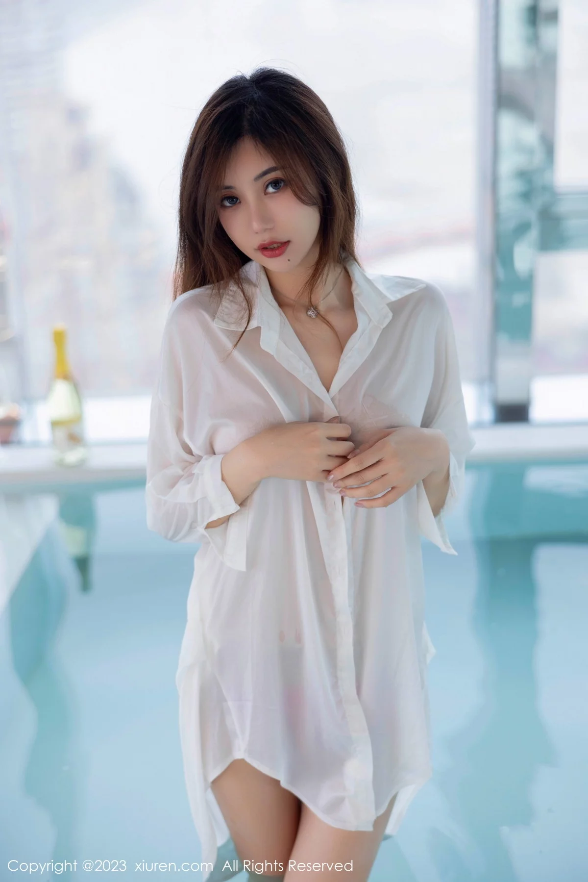 XiuRen第7358期_女神绮里嘉性感白T露玫红内衣配超薄肉丝秀曼妙身姿诱惑写真113P