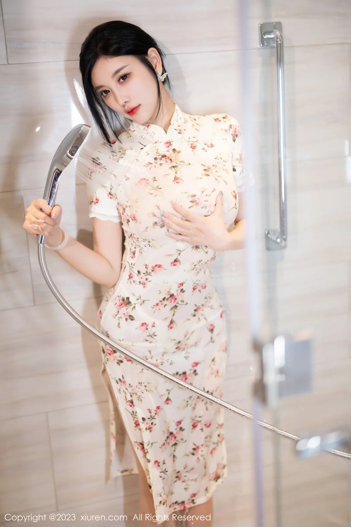XiuRen第7363期_女神杨晨晨Yome性感米色长旗袍配开档肉丝秀丰腴身材诱惑写真86P