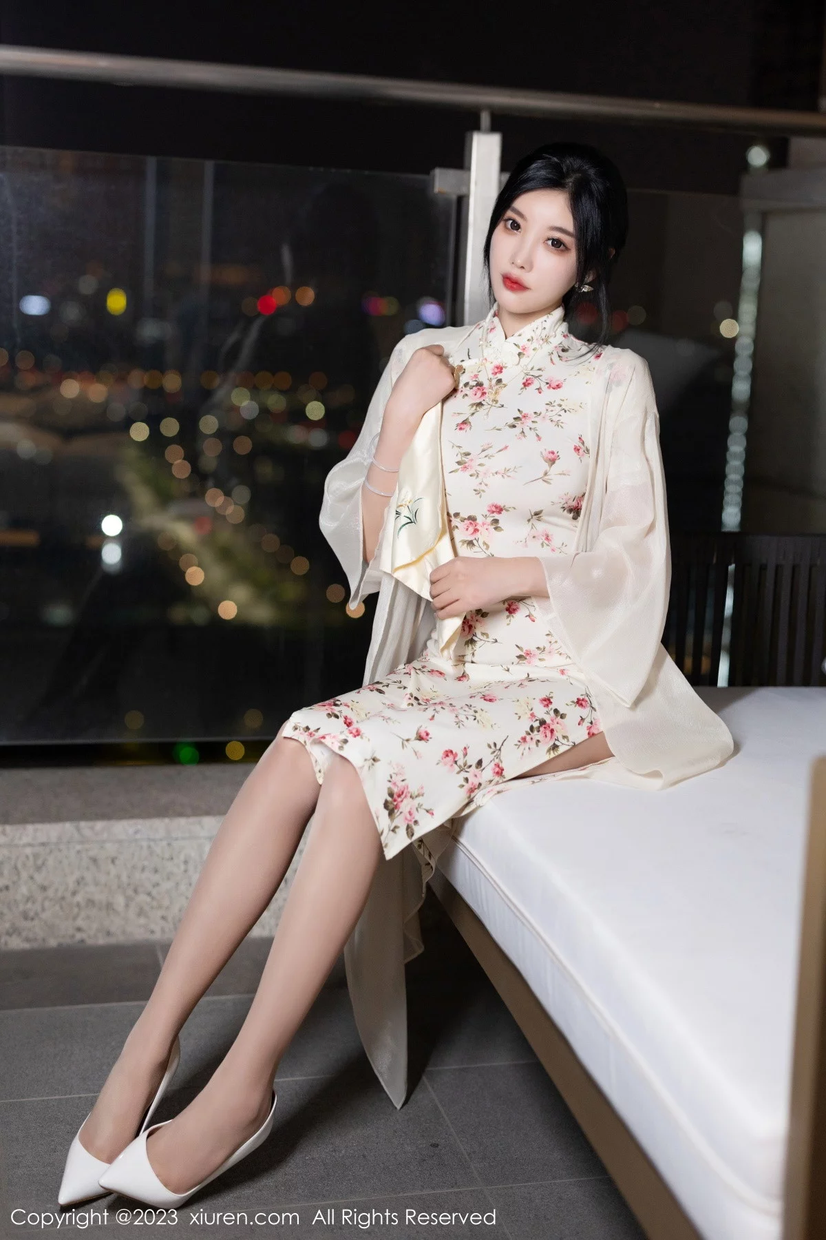 XiuRen第7363期_女神杨晨晨Yome性感米色长旗袍配开档肉丝秀丰腴身材诱惑写真86P