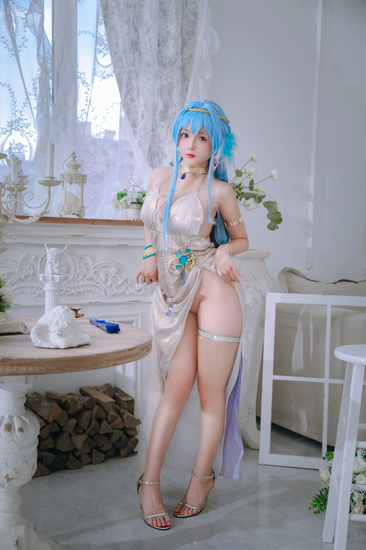 Cosplay美女日奈娇海伦礼服主题私房性感银白色礼裙半撩秀翘臀美腿诱惑写真46P