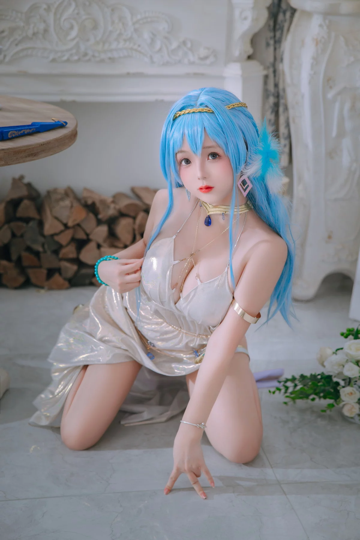 Cosplay美女日奈娇海伦礼服主题私房性感银白色礼裙半撩秀翘臀美腿诱惑写真46P