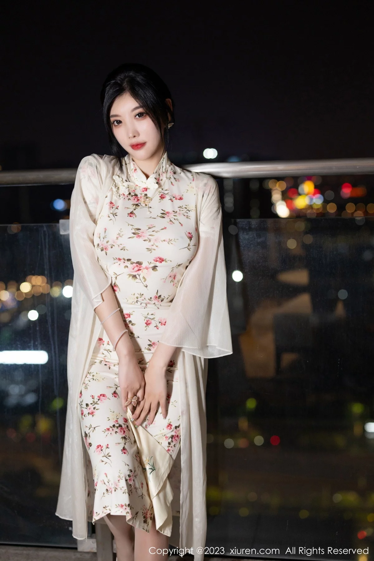XiuRen第7363期_女神杨晨晨Yome性感米色长旗袍配开档肉丝秀丰腴身材诱惑写真86P