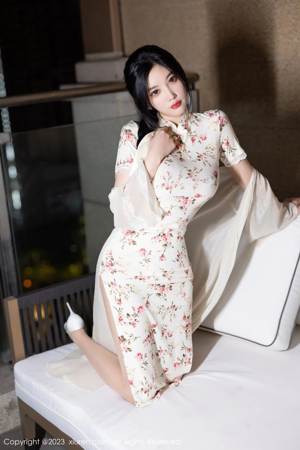 XiuRen第7363期_女神杨晨晨Yome性感米色长旗袍配开档肉丝秀丰腴身材诱惑写真86P