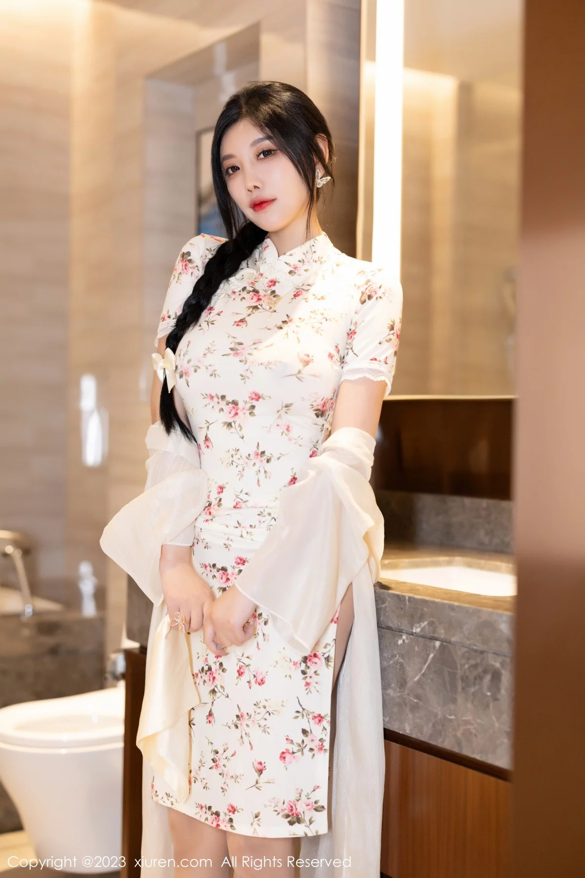 XiuRen第7363期_女神杨晨晨Yome性感米色长旗袍配开档肉丝秀丰腴身材诱惑写真86P