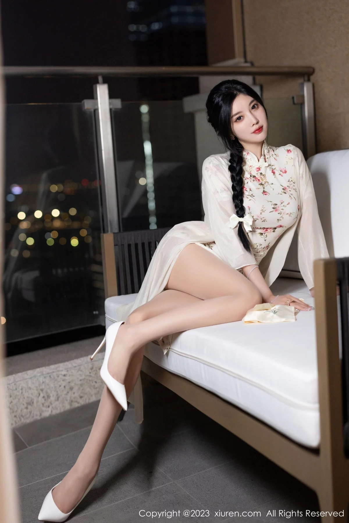 XiuRen第7363期_女神杨晨晨Yome性感米色长旗袍配开档肉丝秀丰腴身材诱惑写真86P