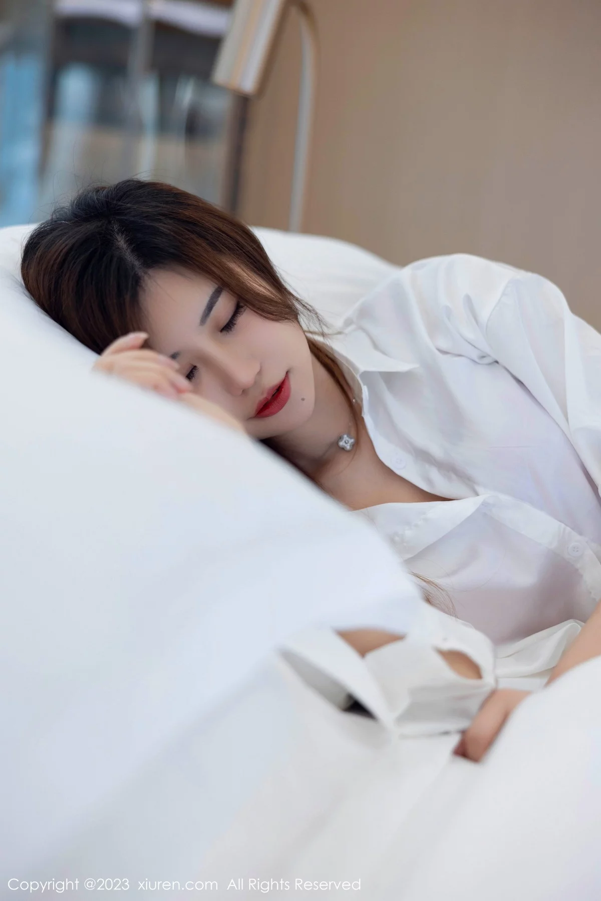 XiuRen第7358期_女神绮里嘉性感白T露玫红内衣配超薄肉丝秀曼妙身姿诱惑写真113P