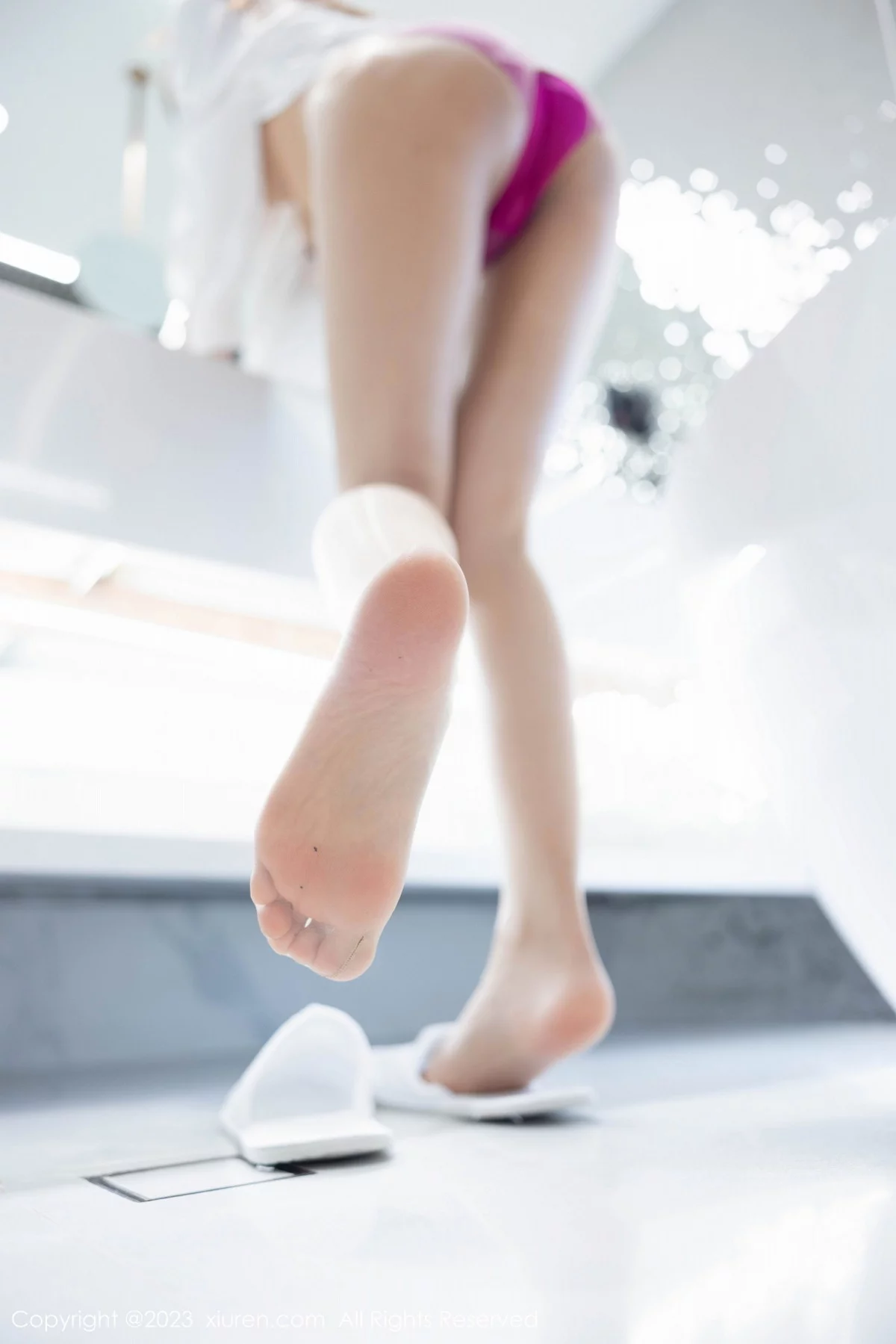 XiuRen第7358期_女神绮里嘉性感白T露玫红内衣配超薄肉丝秀曼妙身姿诱惑写真113P