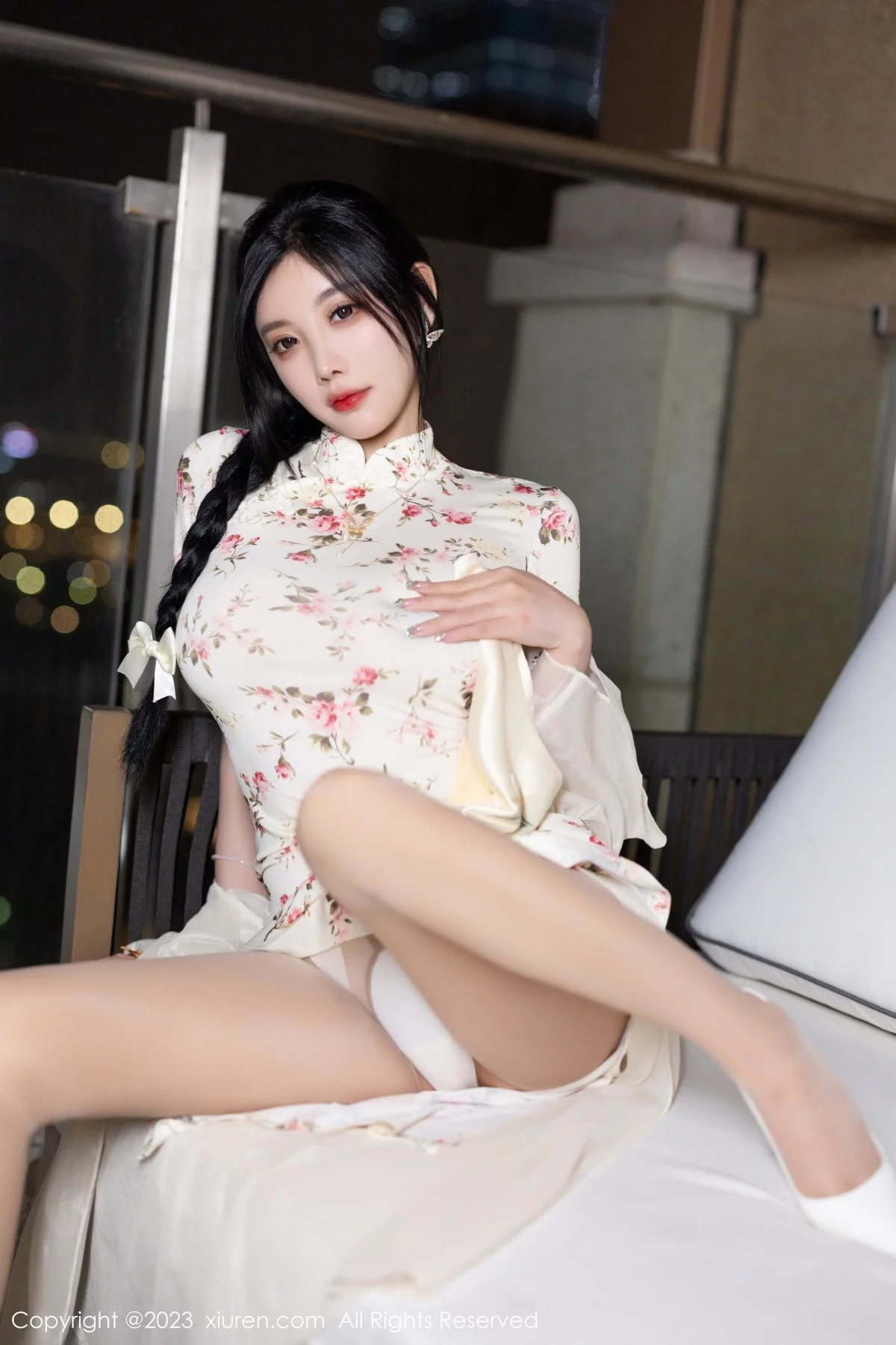 XiuRen第7363期_女神杨晨晨Yome性感米色长旗袍配开档肉丝秀丰腴身材诱惑写真86P