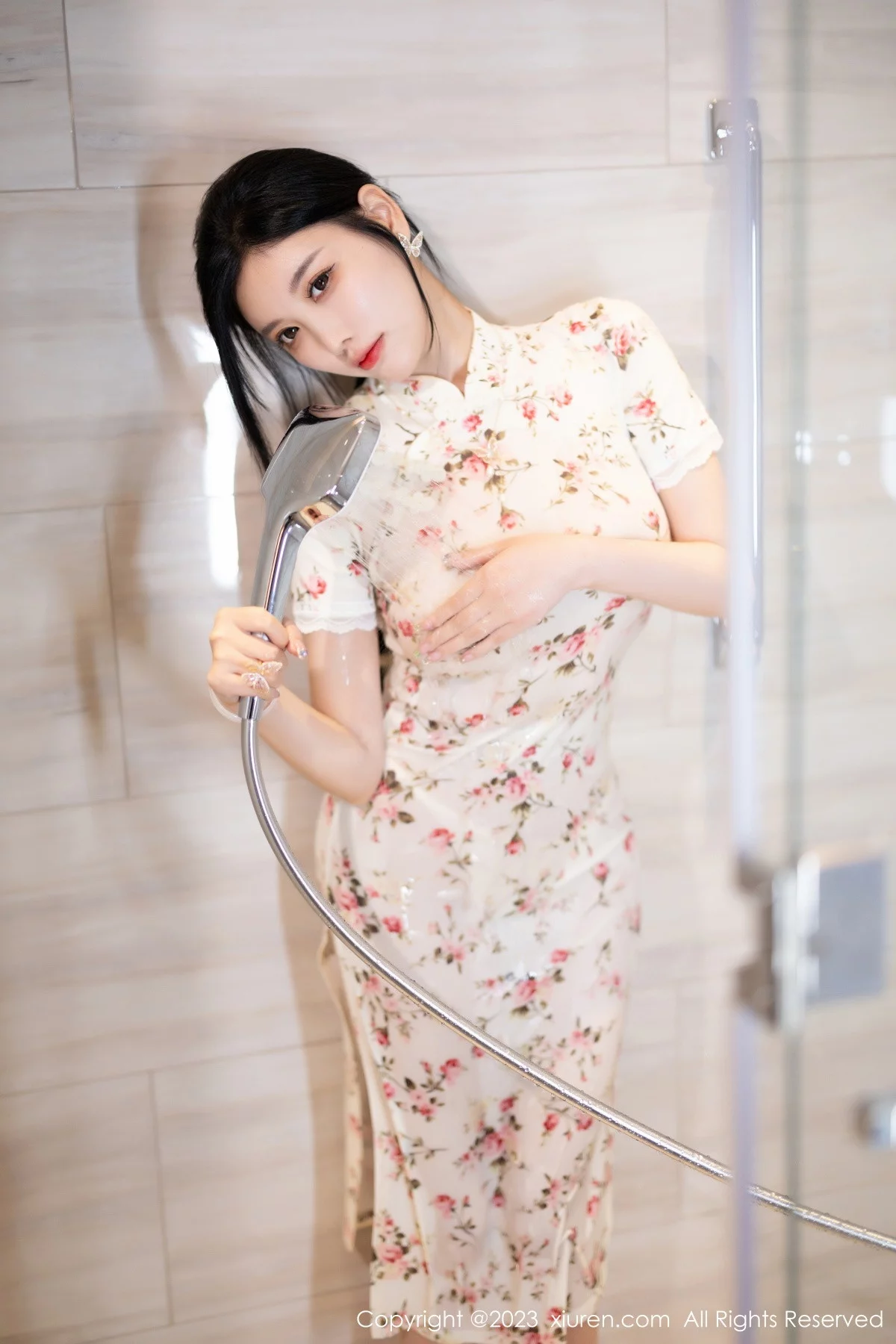 XiuRen第7363期_女神杨晨晨Yome性感米色长旗袍配开档肉丝秀丰腴身材诱惑写真86P