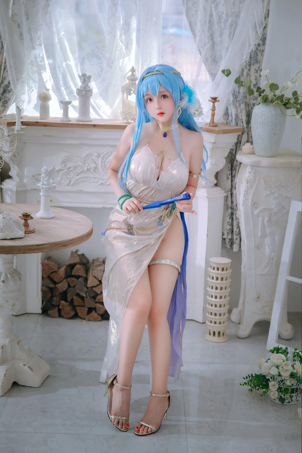 Cosplay美女日奈娇海伦礼服主题私房性感银白色礼裙半撩秀翘臀美腿诱惑写真46P