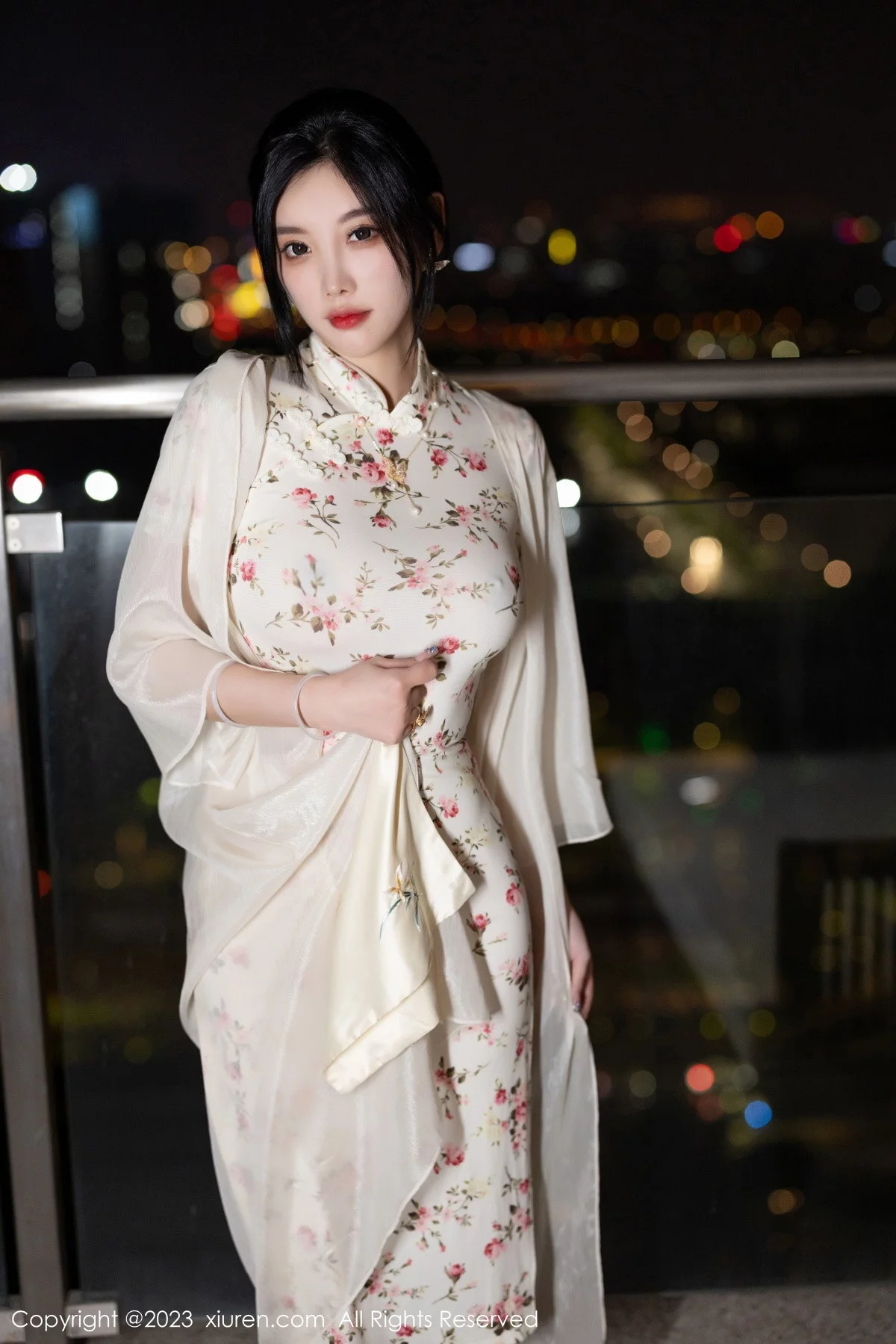 XiuRen第7363期_女神杨晨晨Yome性感米色长旗袍配开档肉丝秀丰腴身材诱惑写真86P