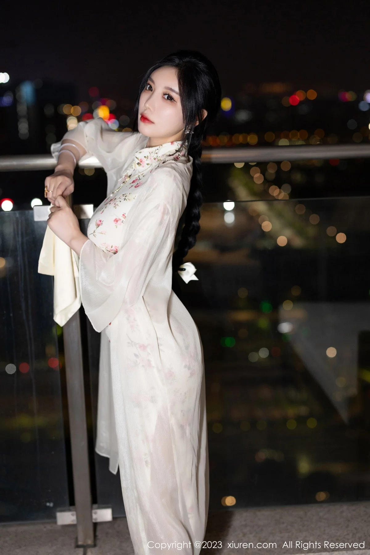 XiuRen第7363期_女神杨晨晨Yome性感米色长旗袍配开档肉丝秀丰腴身材诱惑写真86P