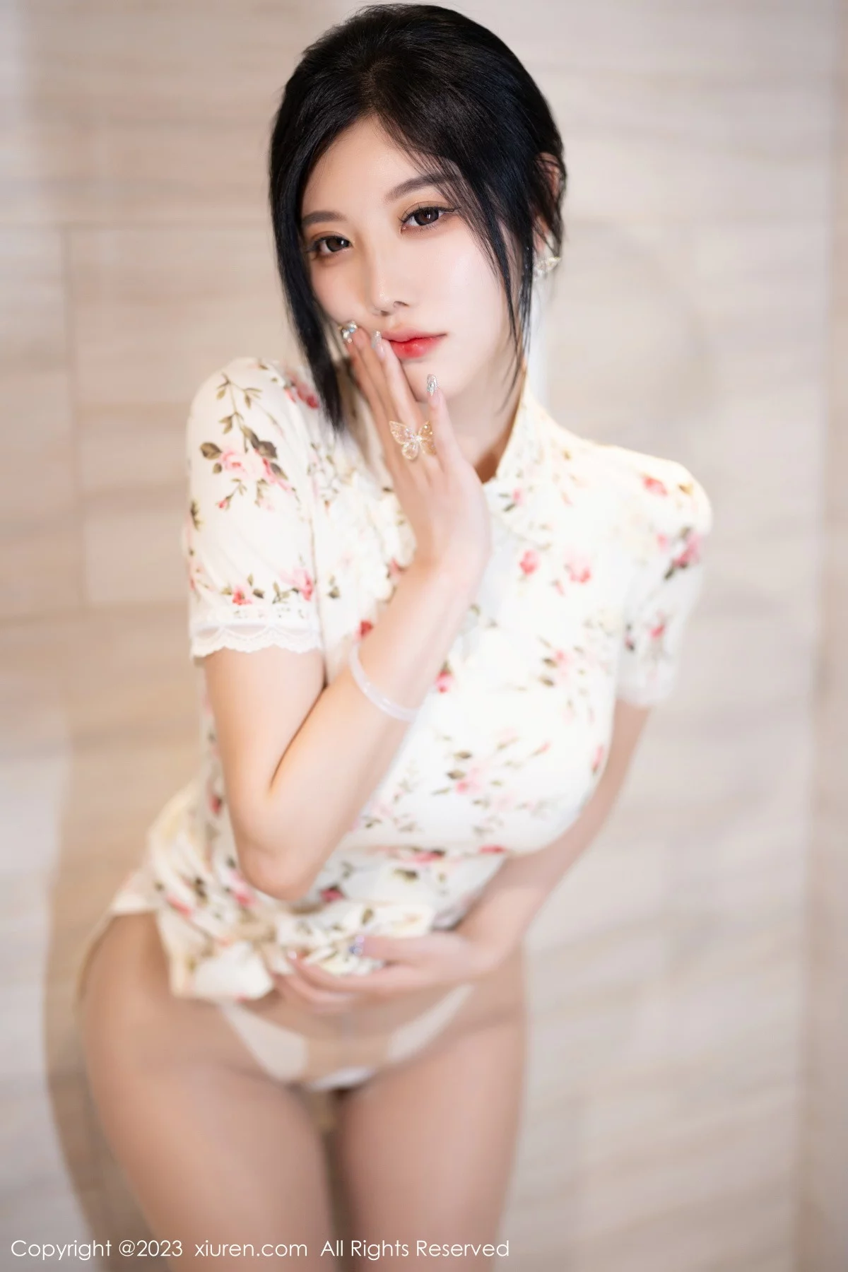 XiuRen第7363期_女神杨晨晨Yome性感米色长旗袍配开档肉丝秀丰腴身材诱惑写真86P