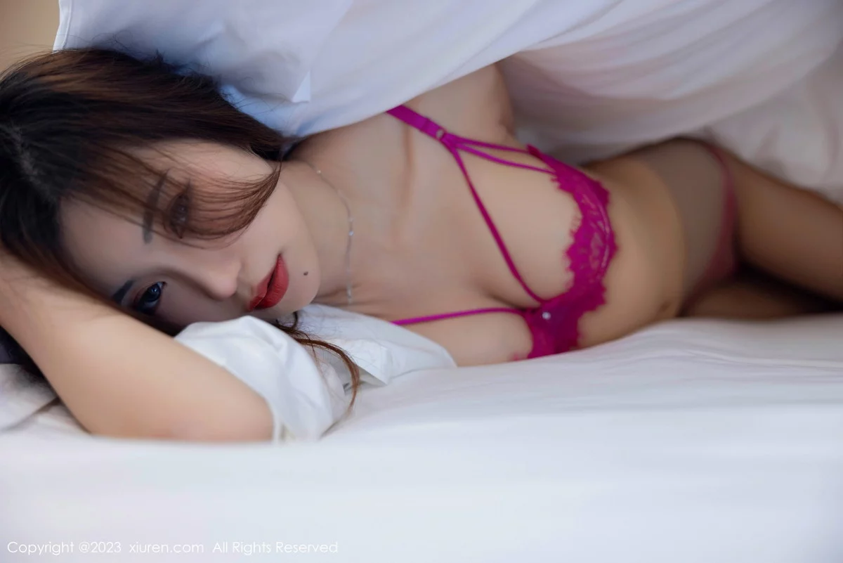 XiuRen第7358期_女神绮里嘉性感白T露玫红内衣配超薄肉丝秀曼妙身姿诱惑写真113P