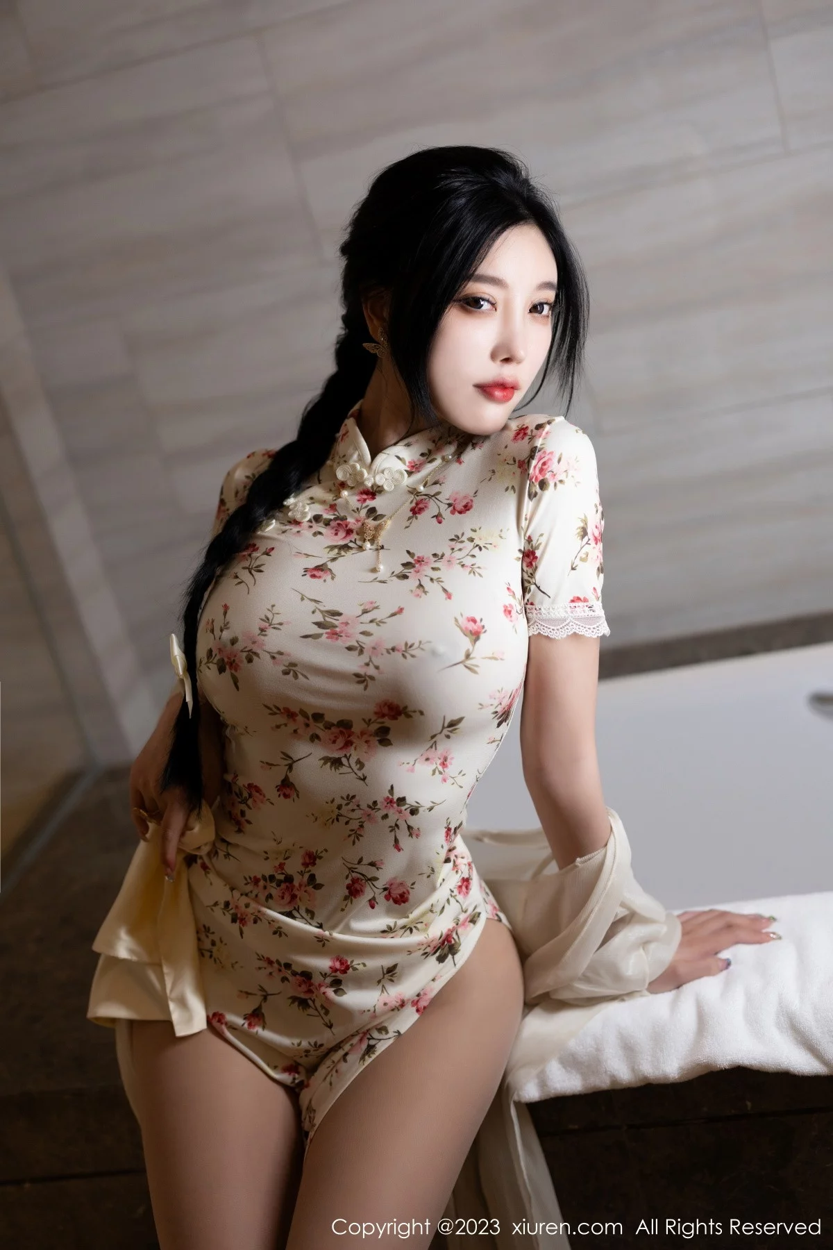 XiuRen第7363期_女神杨晨晨Yome性感米色长旗袍配开档肉丝秀丰腴身材诱惑写真86P