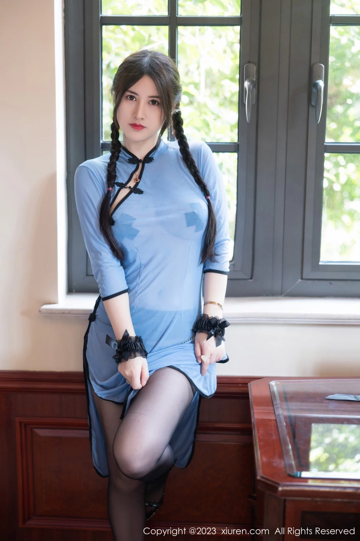 XiuRen第7357期_模特诗诗kiki私房浴室性感蓝色轻透旗袍露豪乳遮点惹火诱惑写真84P