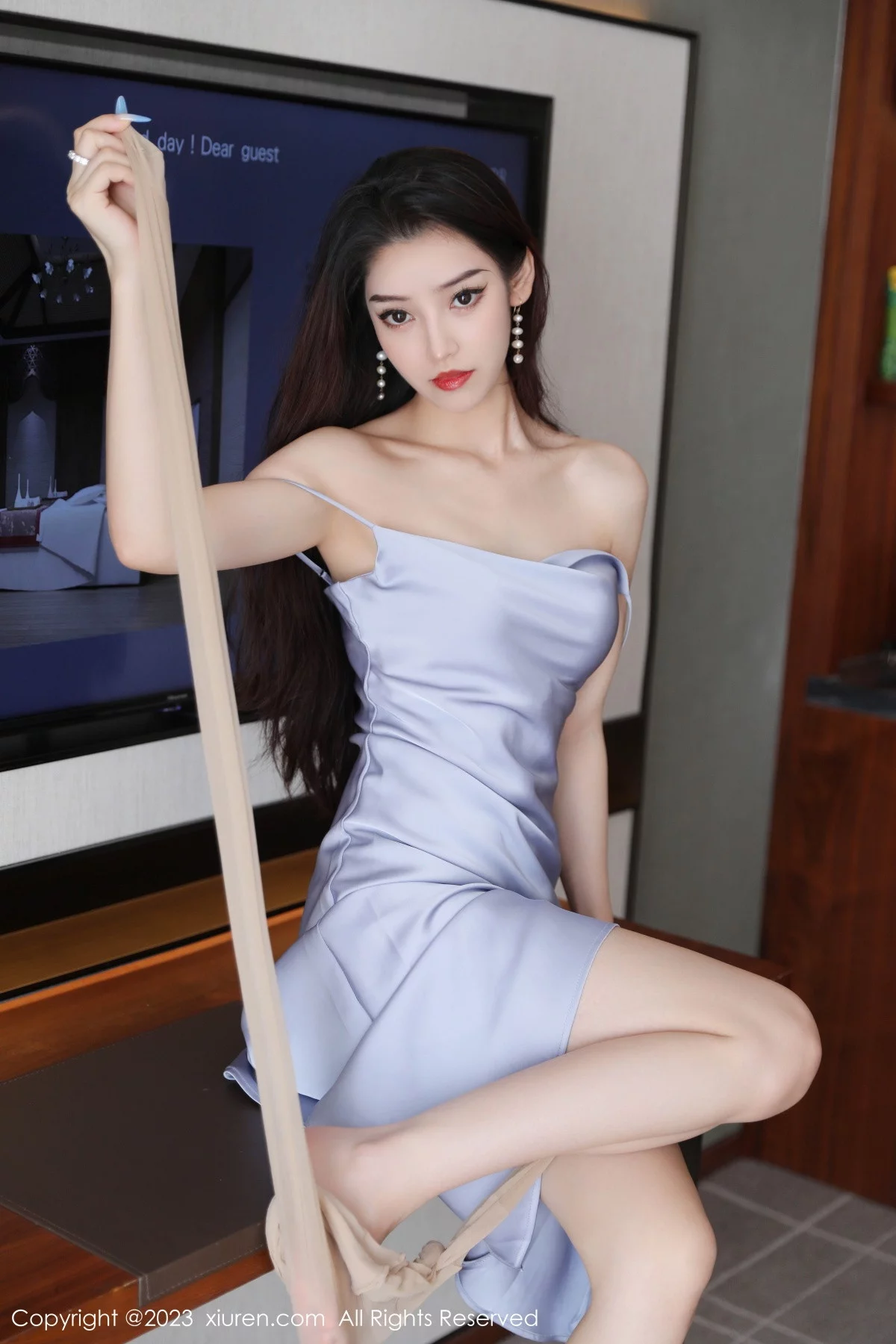 XiuRen第7365期_模特苏曼兮性感蓝灰吊带裙配超薄无内肉丝秀惹火身材诱惑写真45P