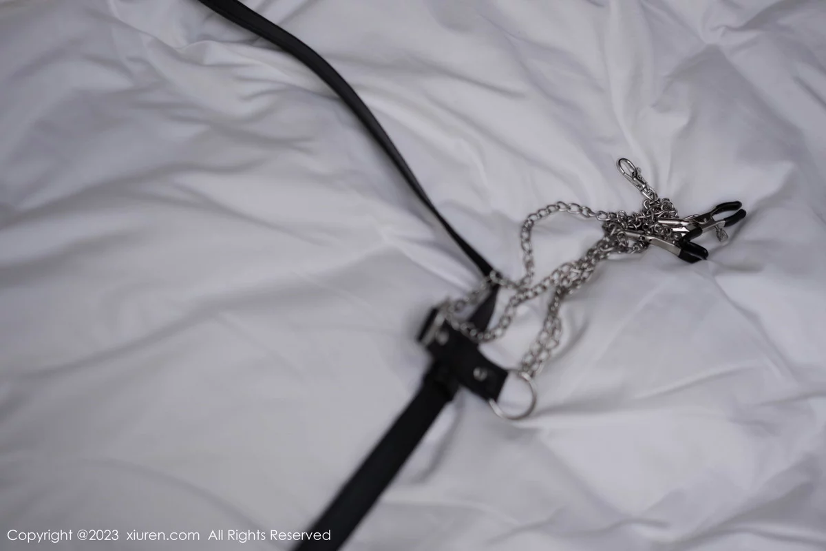 XiuRen第7367期_女神Carol周妍希性感黑色吊带长裙半撩秀白嫩翘臀美腿诱惑写真72P