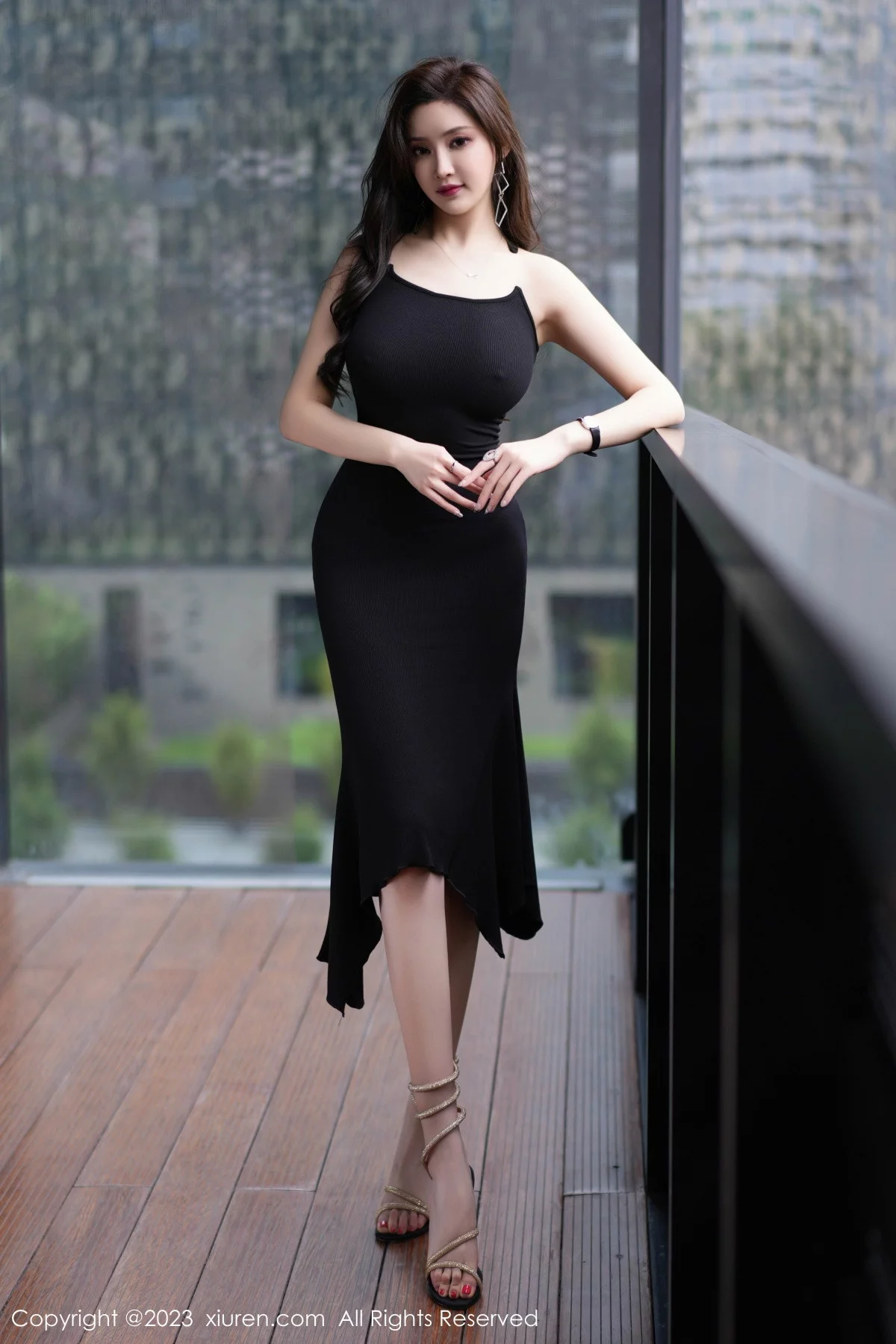 XiuRen第7367期_女神Carol周妍希性感黑色吊带长裙半撩秀白嫩翘臀美腿诱惑写真72P