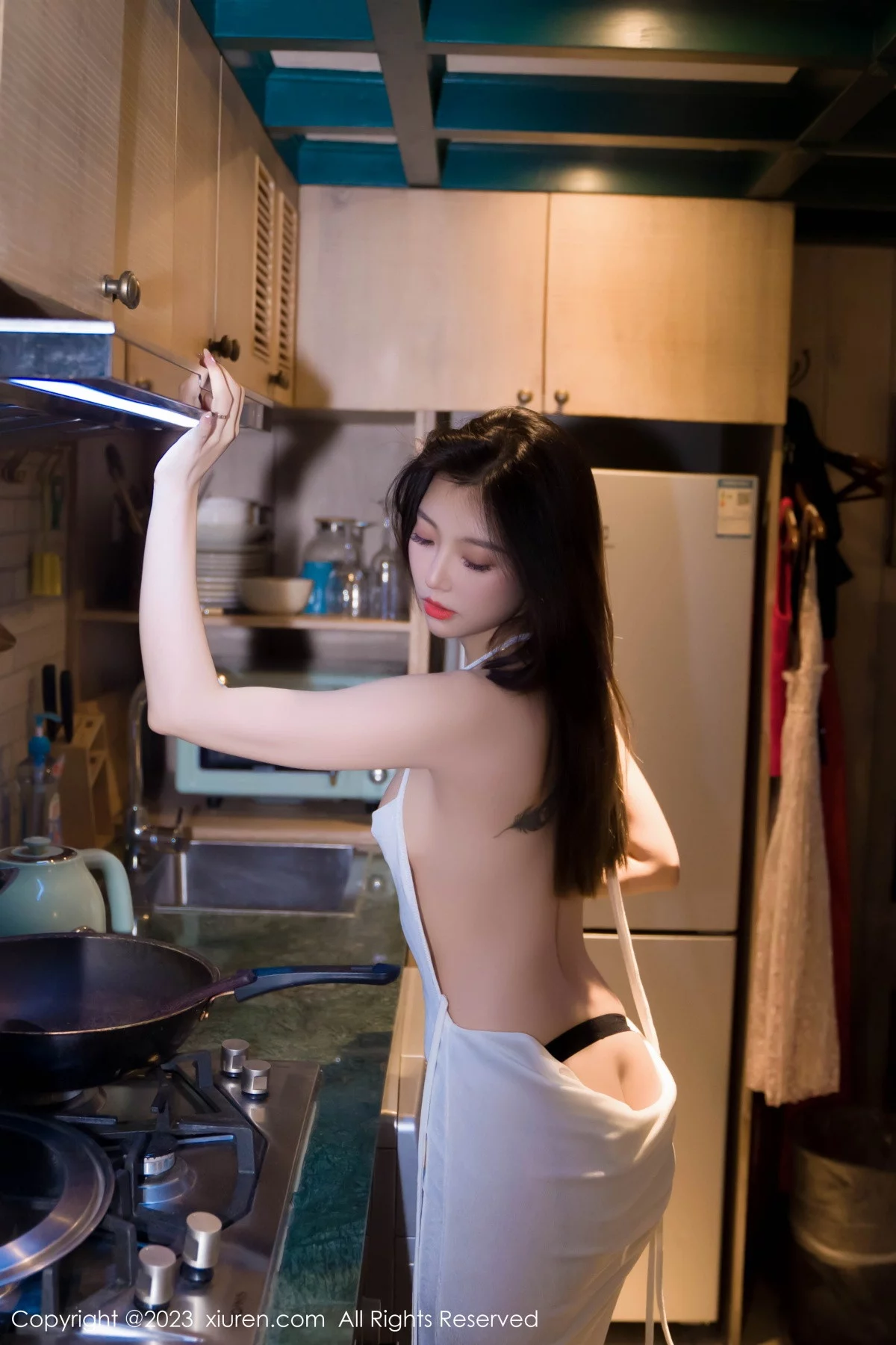 XiuRen第7371期_女神冯木木LRIS性感白色露背连衣裙配黑丝吊袜秀翘臀诱惑写真79P