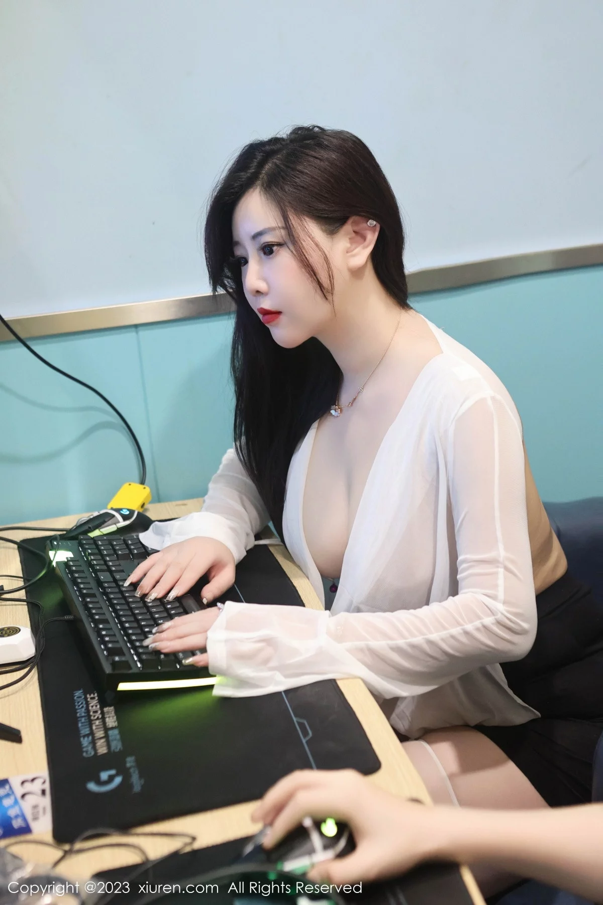 XiuRen第7373期_模特王婉悠Queen白色轻透服饰配黑色短裙露白丝吊袜诱惑写真60P
