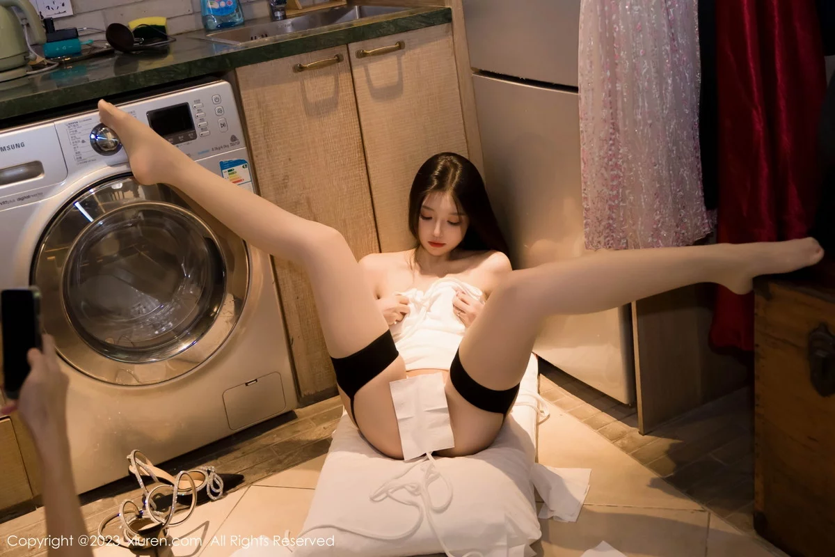 XiuRen第7371期_女神冯木木LRIS性感白色露背连衣裙配黑丝吊袜秀翘臀诱惑写真79P