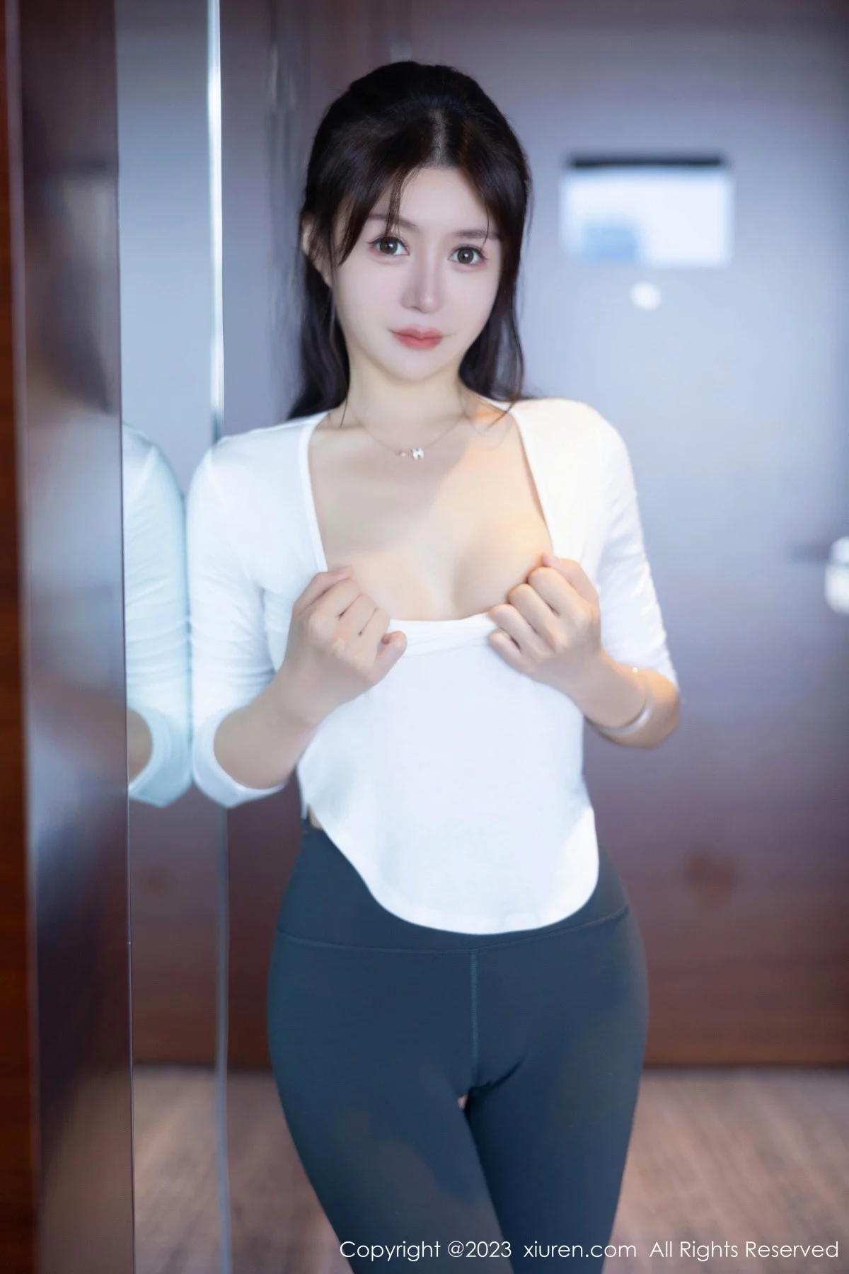 XiuRen第7370期_模特唐宁宁性感白色上衣配灰色瑜伽裤紧身秀丰腴身姿诱惑写真80P