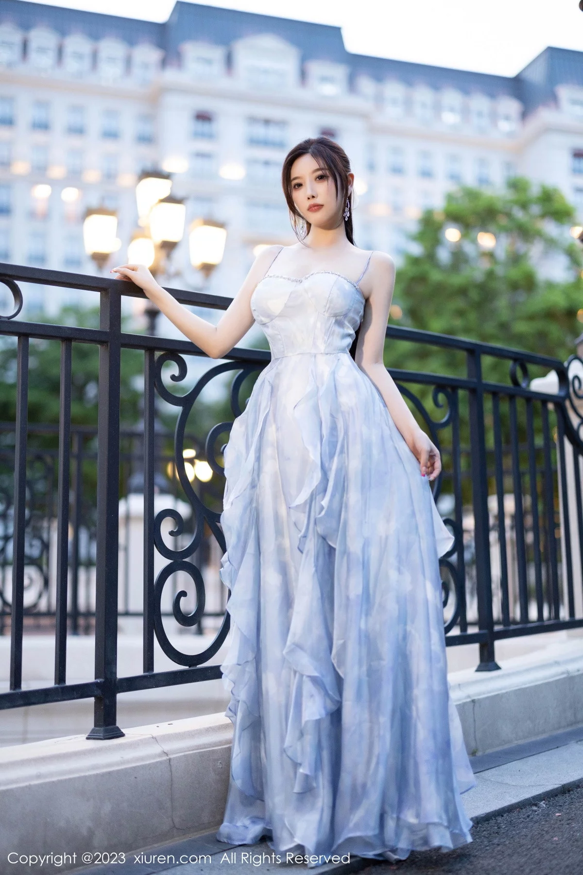 XiuRen第7382期_女神杨晨晨Yome多套性感低胸连衣裙配超薄肉丝完美诱惑写真121P