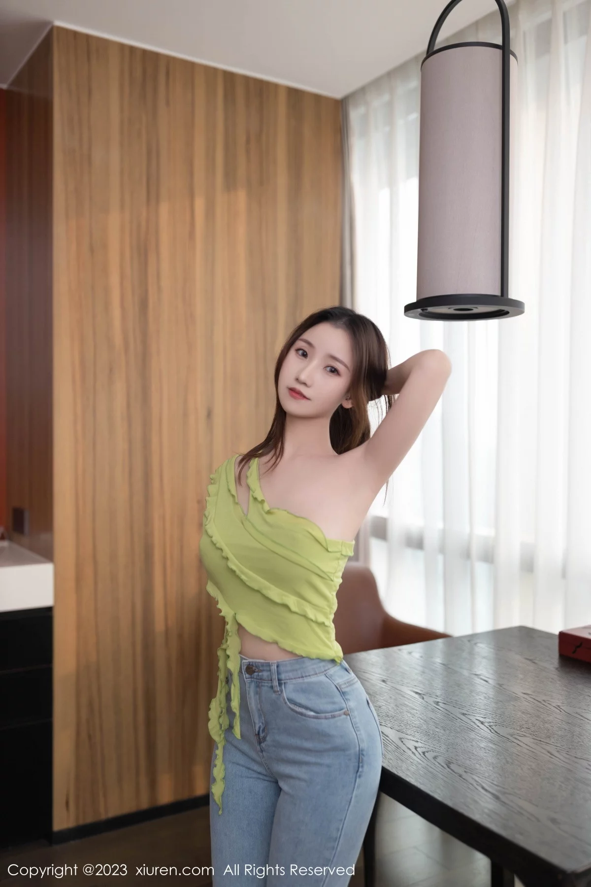 XiuRen第7381期_模特杏子Yada性感果绿色上衣配牛仔裤秀曼妙身姿迷人诱惑写真85P