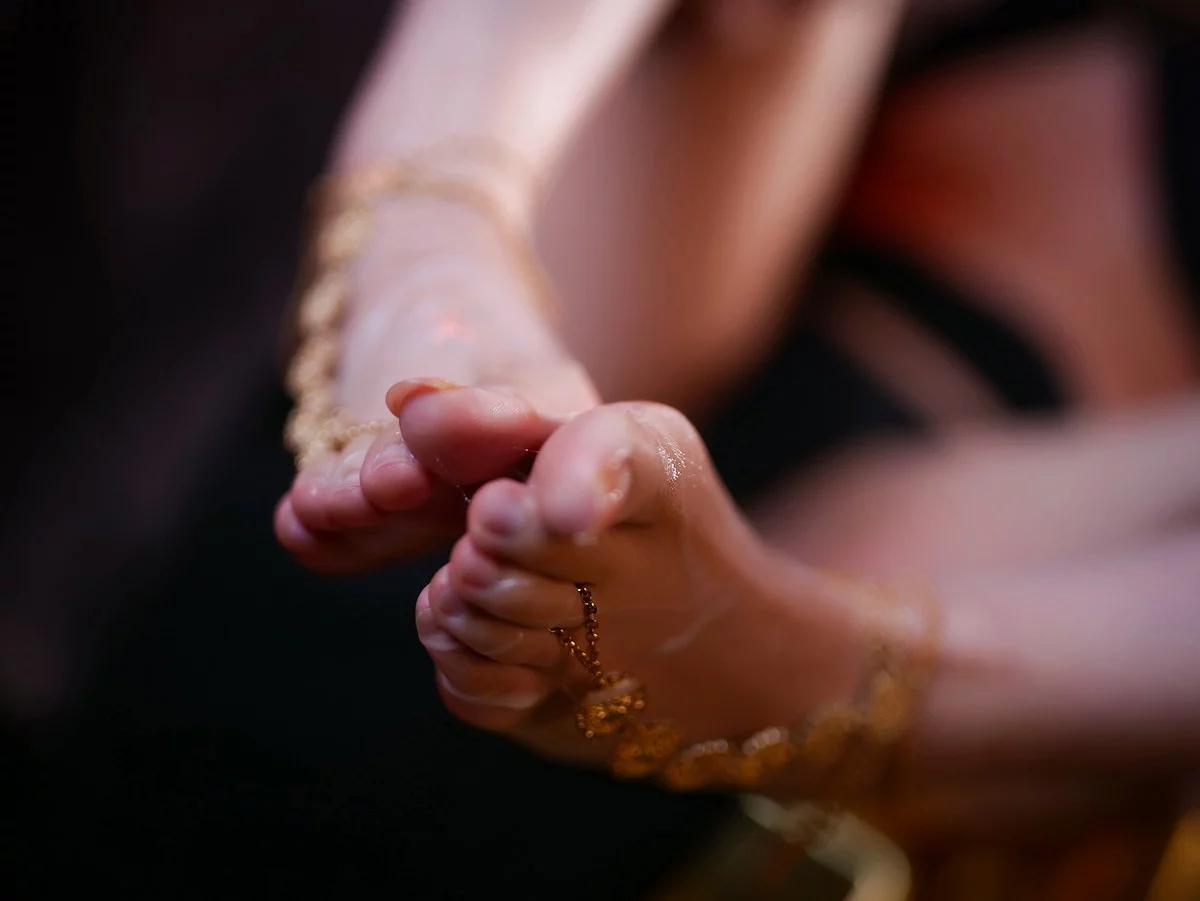 网红美女晓美妈浊主题性感黑色连体情趣内衣配金色脚链秀美腿玉足迷人写真80P
