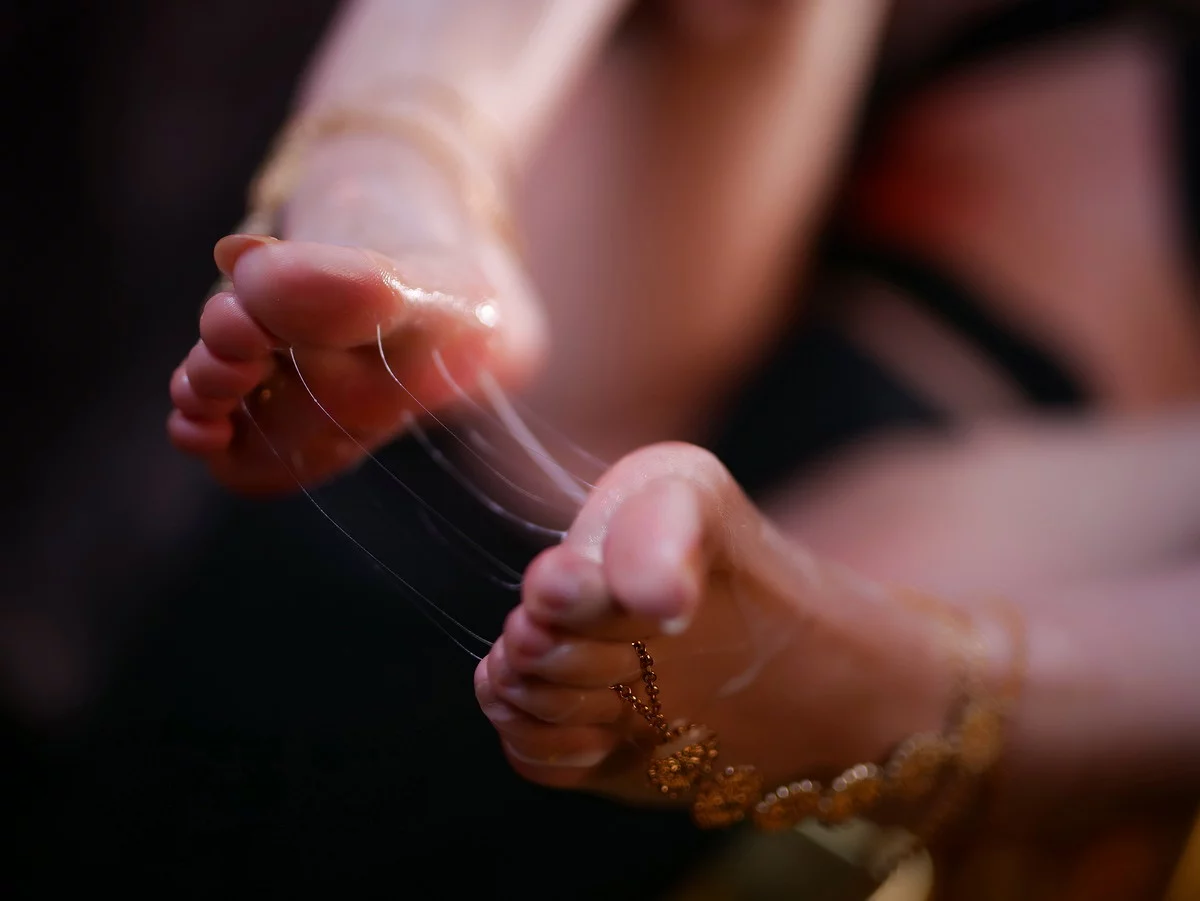 网红美女晓美妈浊主题性感黑色连体情趣内衣配金色脚链秀美腿玉足迷人写真80P
