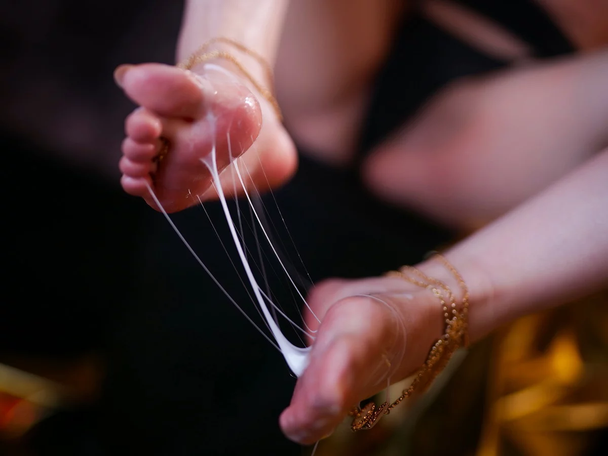 网红美女晓美妈浊主题性感黑色连体情趣内衣配金色脚链秀美腿玉足迷人写真80P