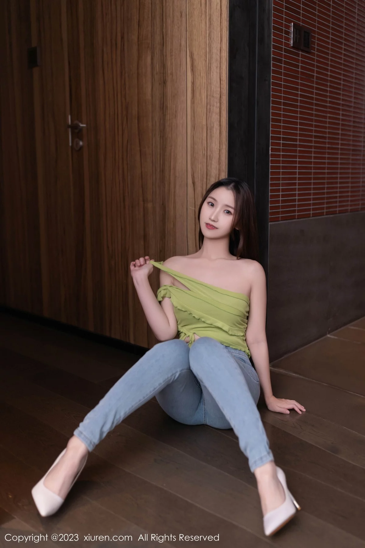 XiuRen第7381期_模特杏子Yada性感果绿色上衣配牛仔裤秀曼妙身姿迷人诱惑写真85P
