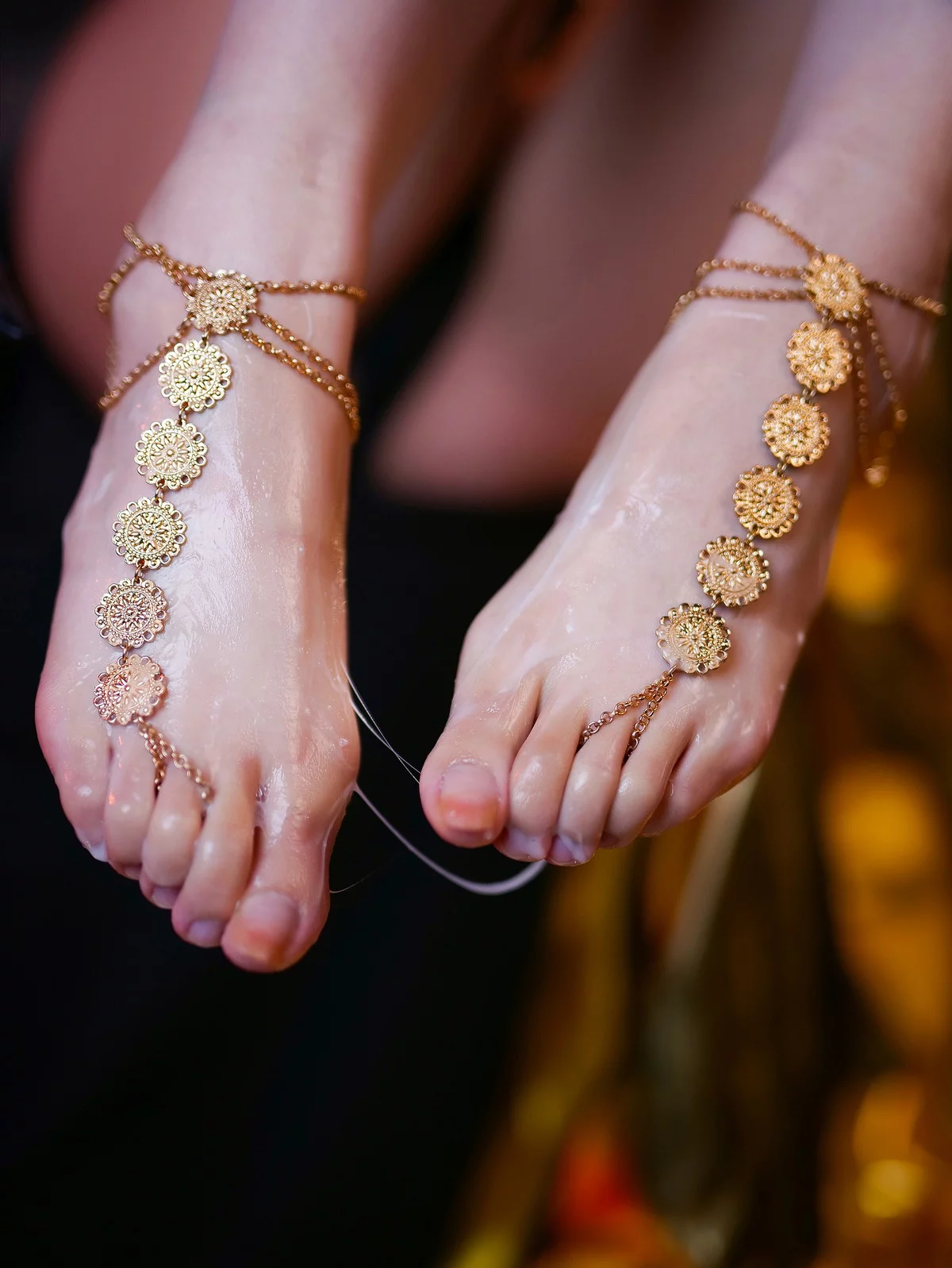 网红美女晓美妈浊主题性感黑色连体情趣内衣配金色脚链秀美腿玉足迷人写真80P
