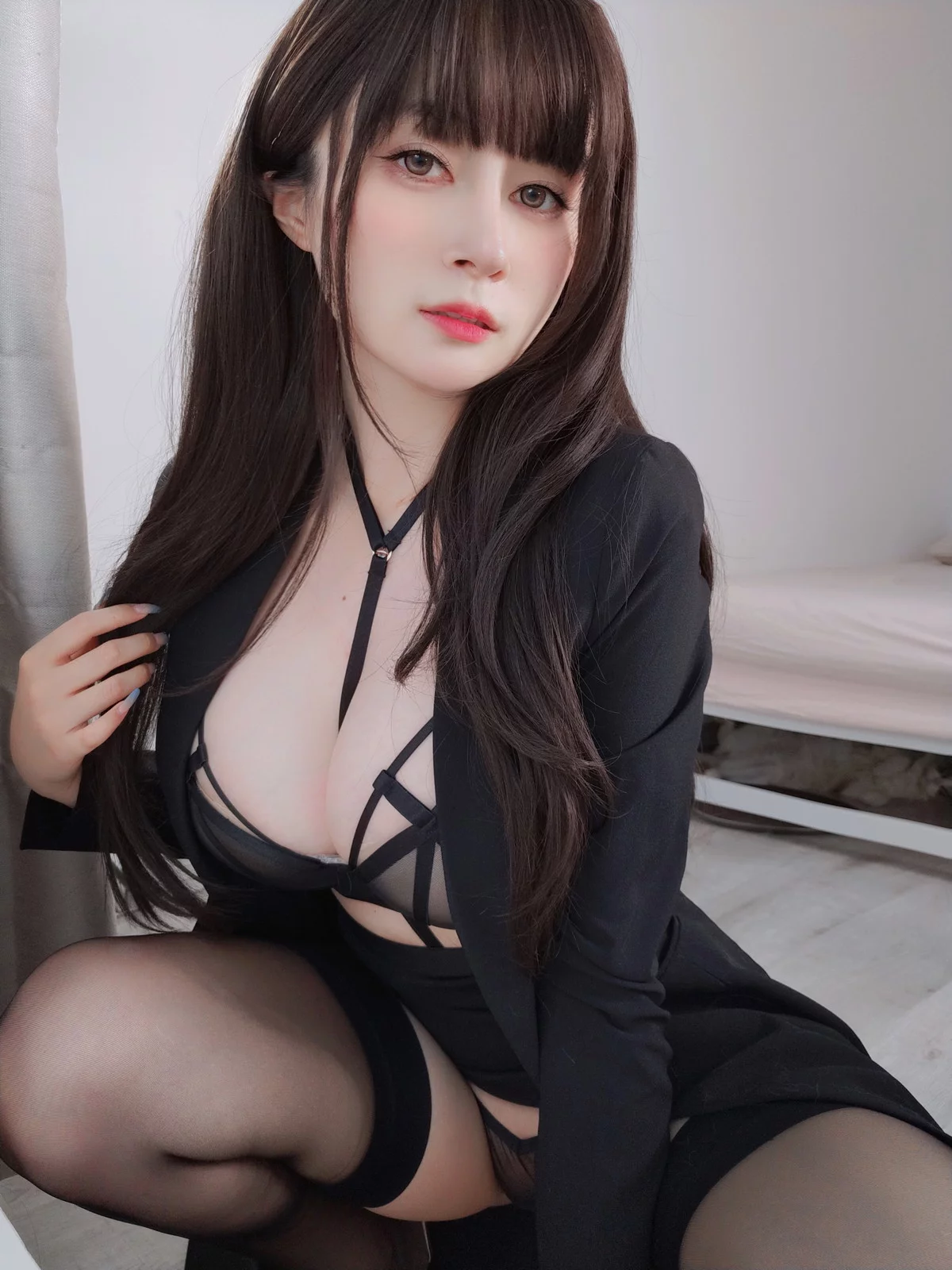 Coser小姐姐白银81女上司主题性感黑色内衣配黑丝吊袜秀翘臀美腿诱惑写真66P