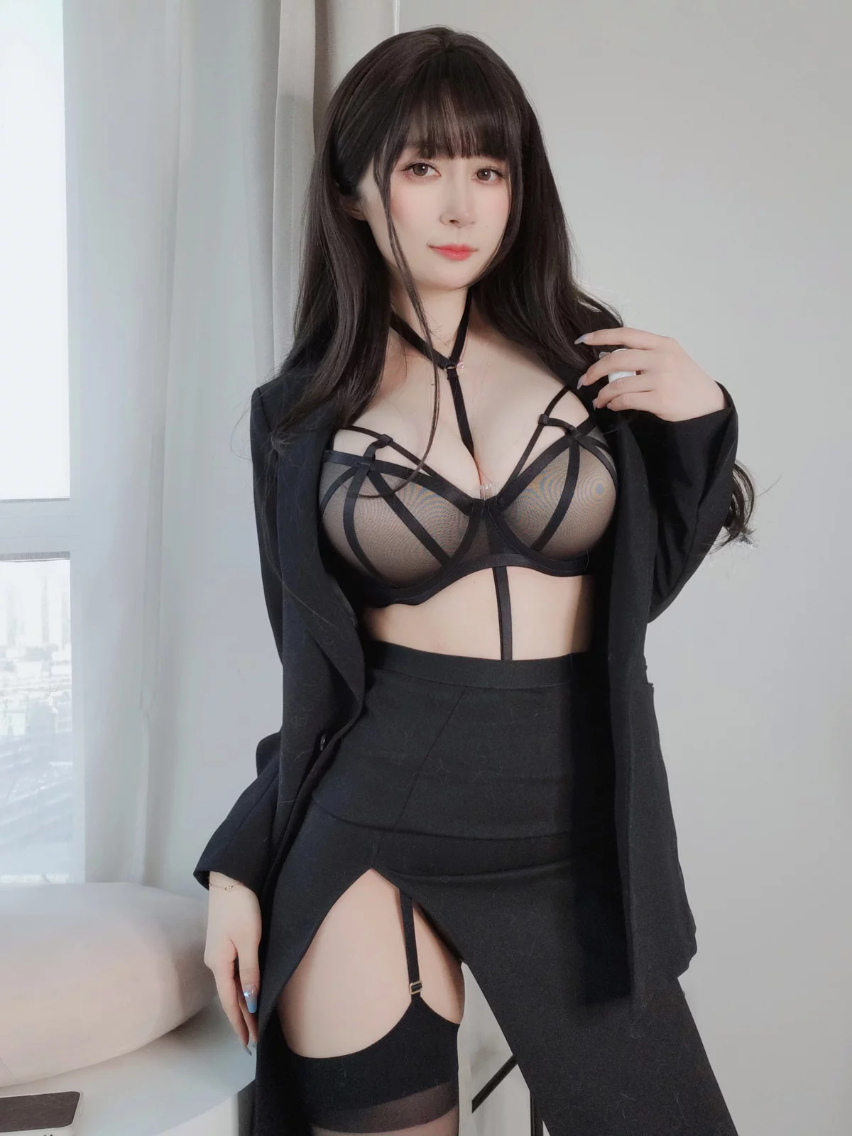 Coser小姐姐白银81女上司主题性感黑色内衣配黑丝吊袜秀翘臀美腿诱惑写真66P