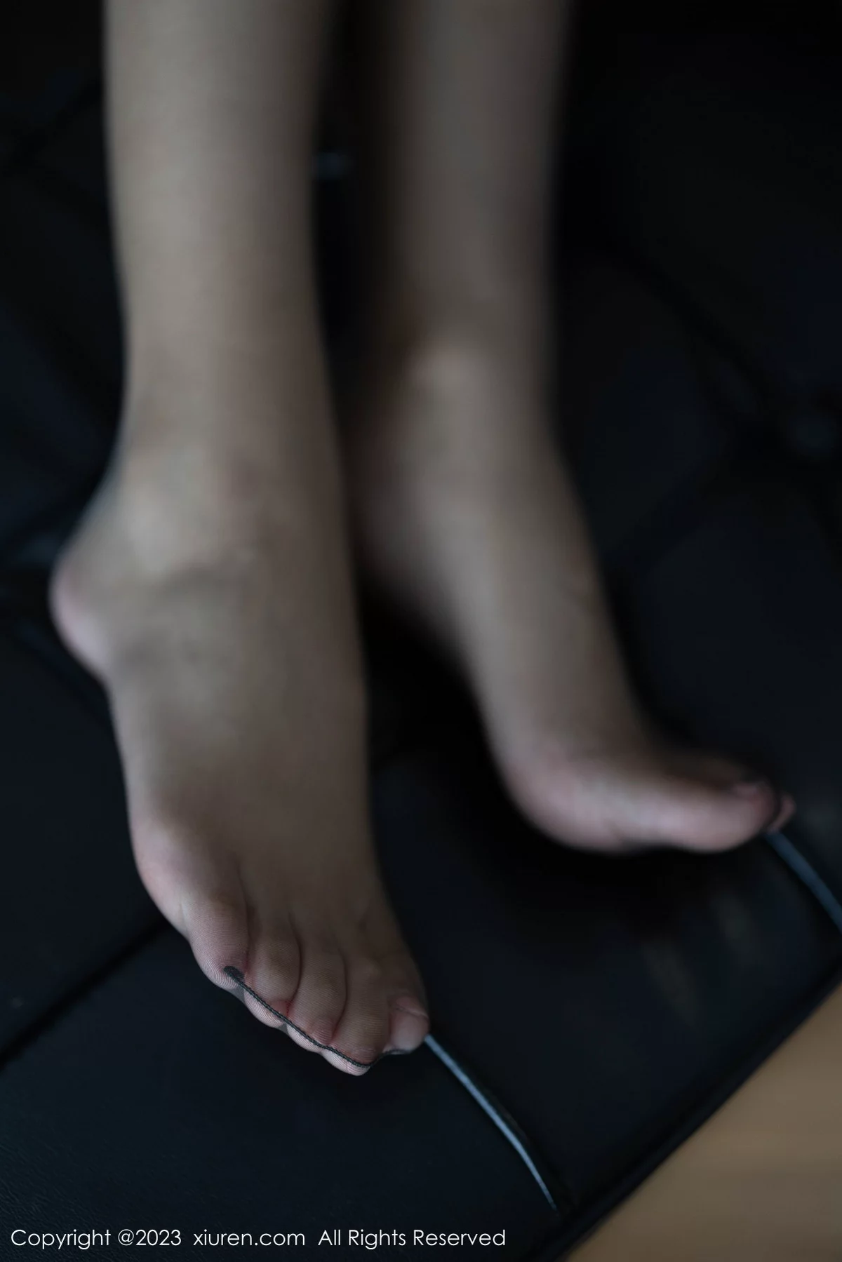 XiuRen第7387期_模特可乐Vicky性感白上衣配杏色短裙露超薄黑丝秀美腿诱惑写真82P