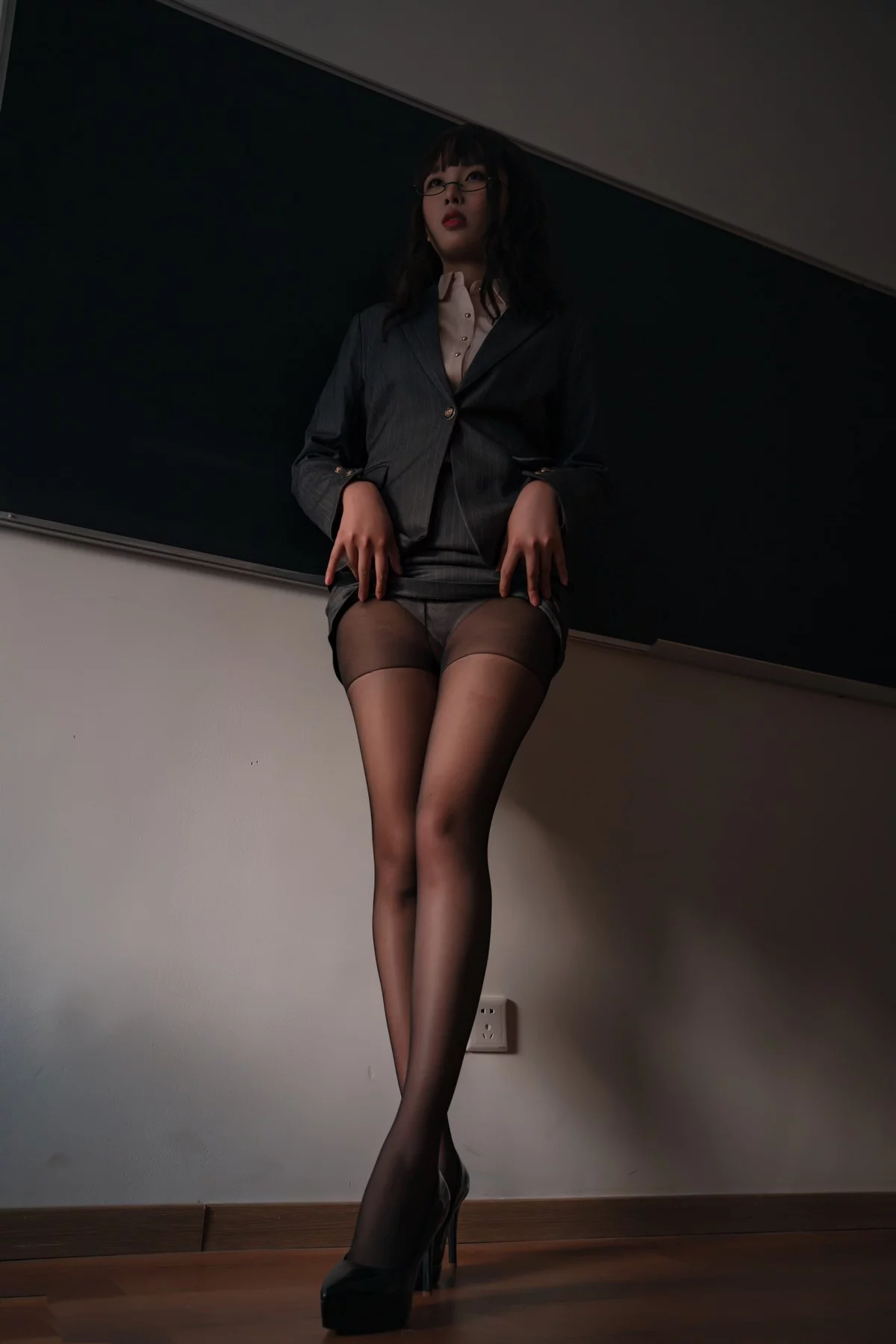 网络美女轩萧学姐教鞭主题教室里性感短裙制服配超薄黑丝秀翘臀美腿诱惑写真45P