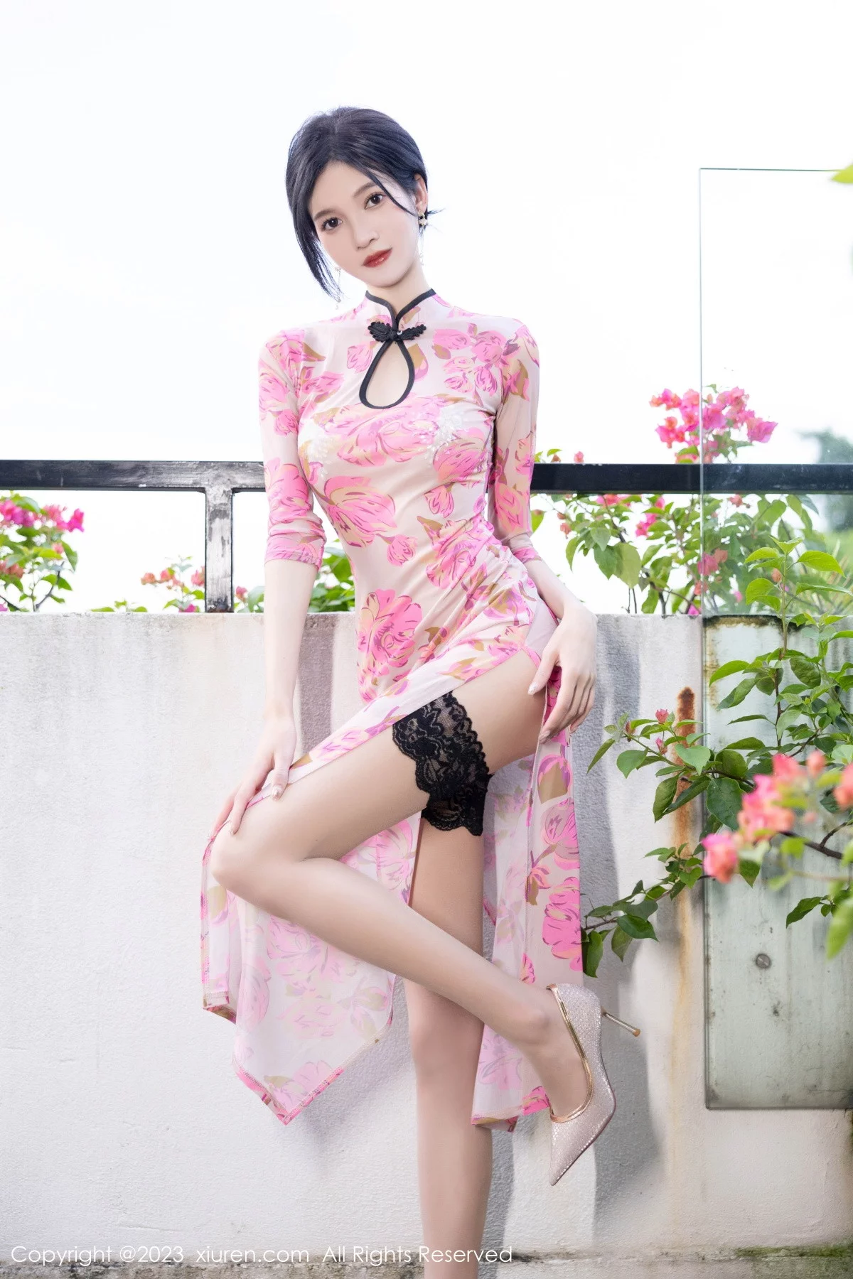 XiuRen第7388期_模特程程程性感粉色旗袍服配原色丝袜半撩秀完美身材诱惑写真82P